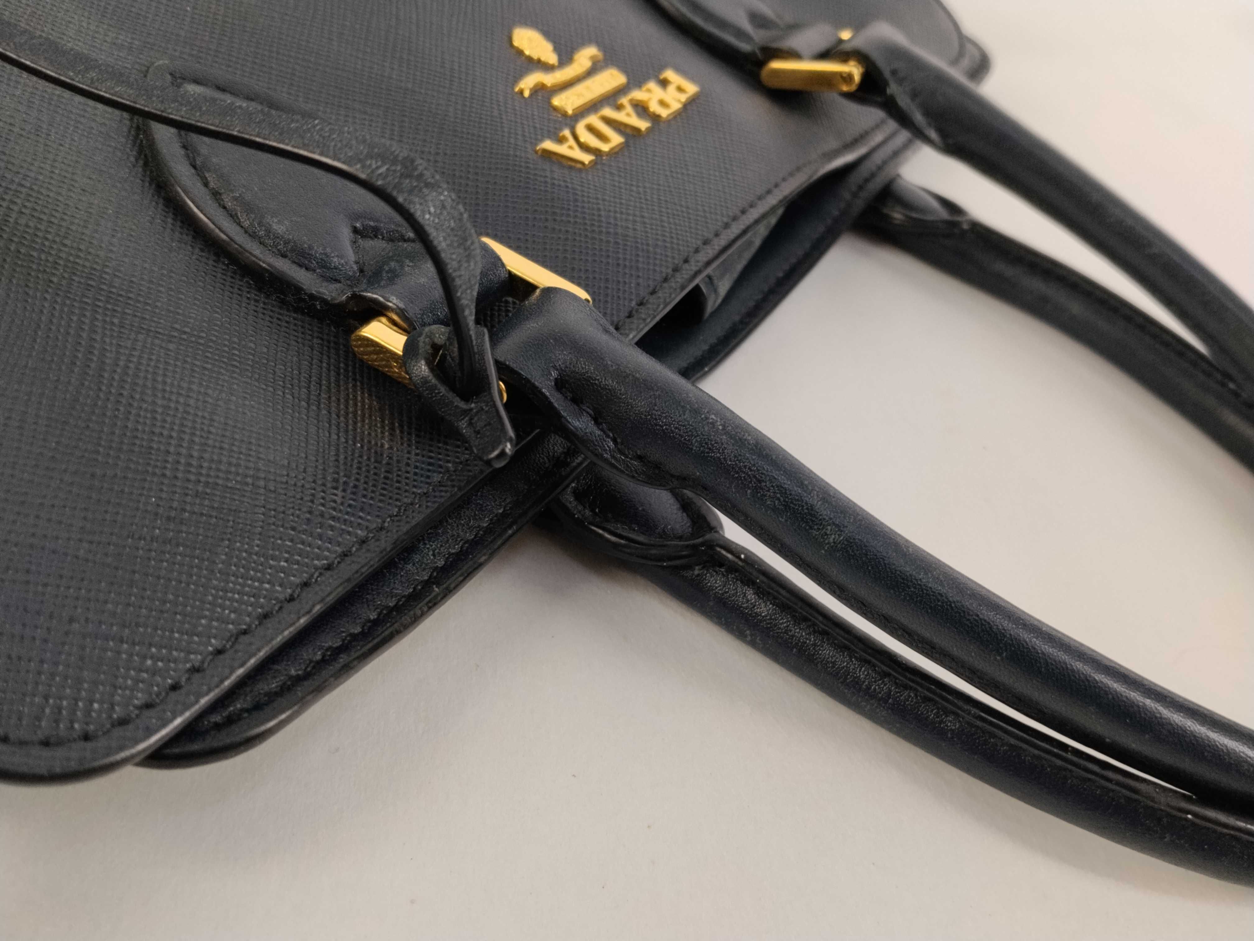 navy blue handbag, priced between 27,000 and 30,000 yen. — view 5