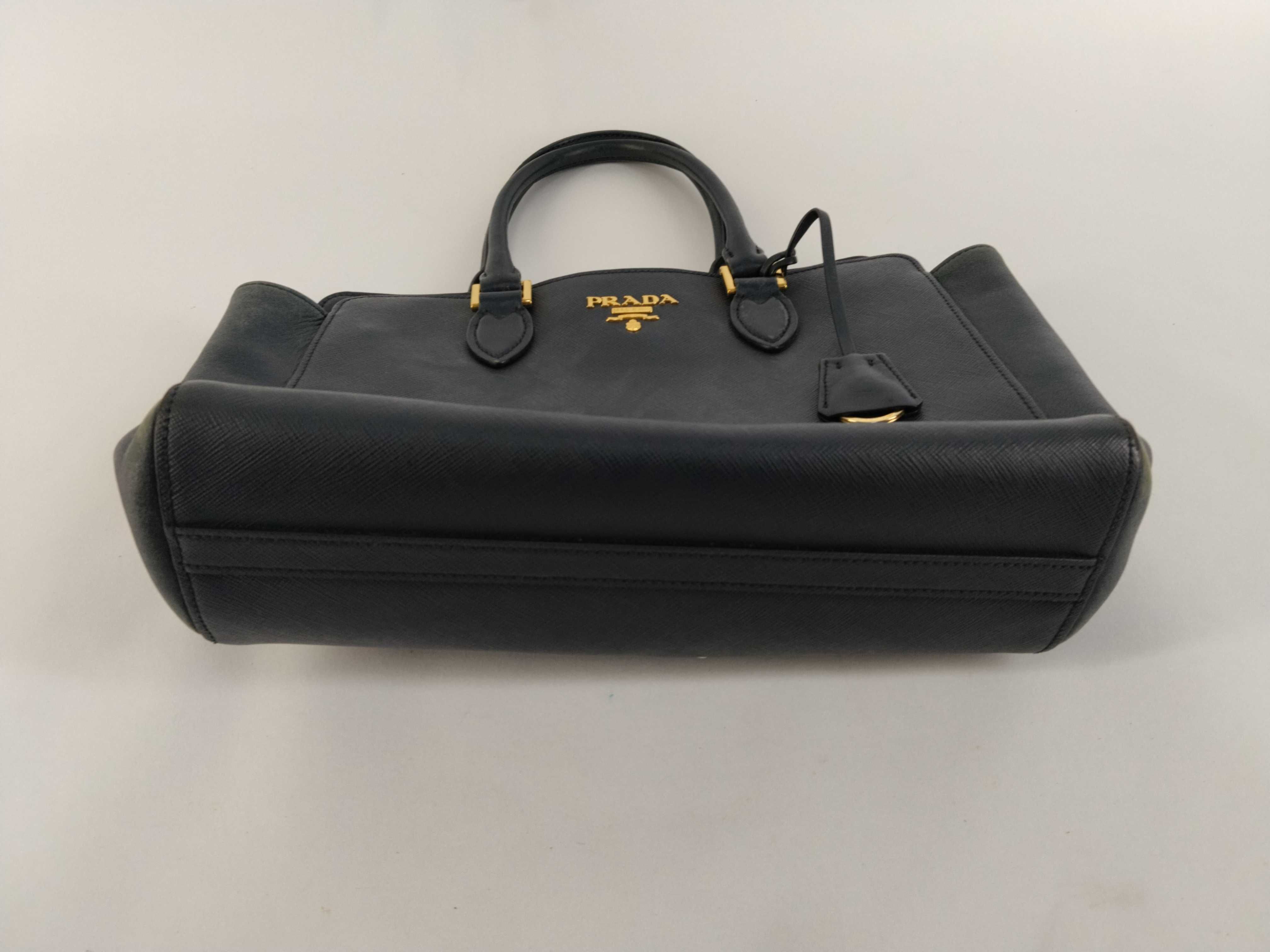 navy blue handbag, priced between 27,000 and 30,000 yen. — view 7