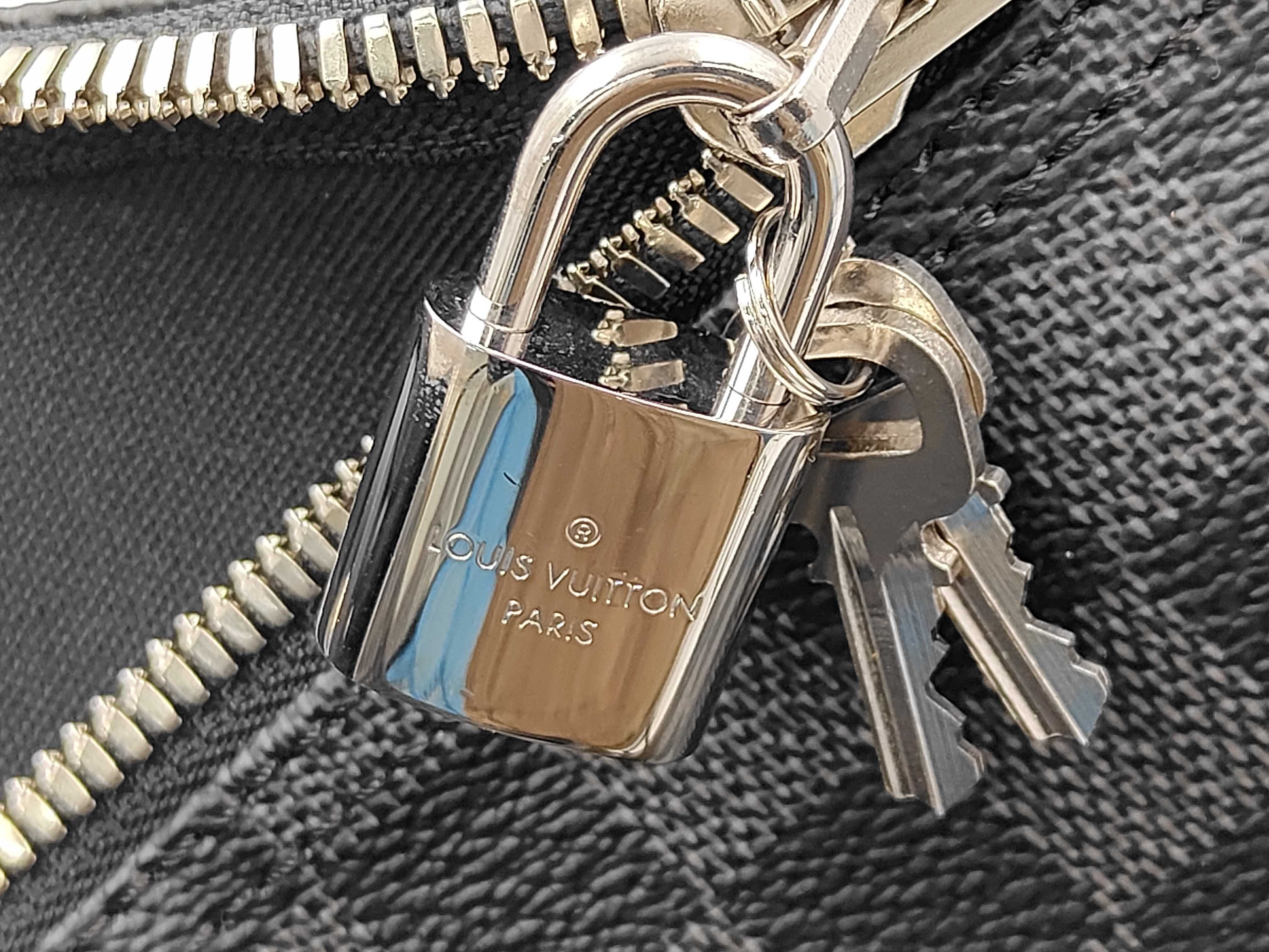 Damier Graphic Keepall Bandoulière 50 Boston Bag — view 15