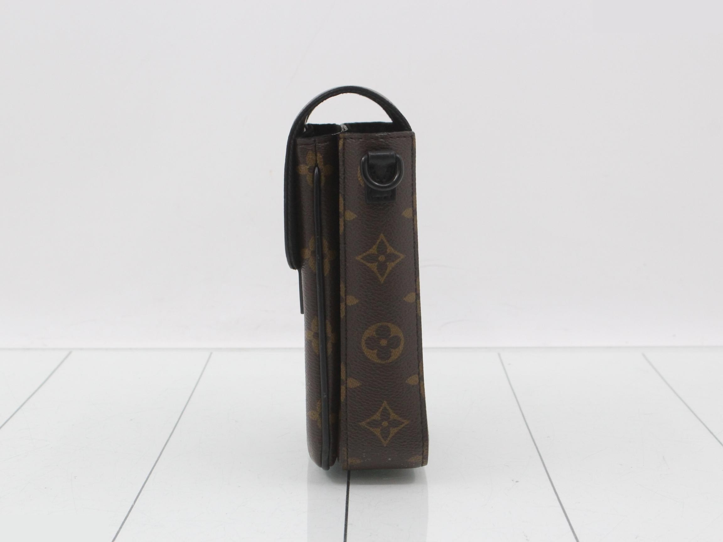 M81522 S-Lock Vertical Wearable Wallet — view 3
