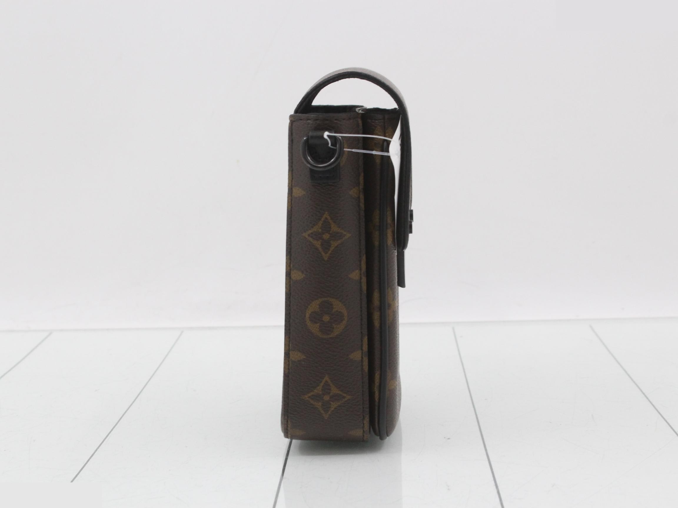 M81522 S-Lock Vertical Wearable Wallet — view 4