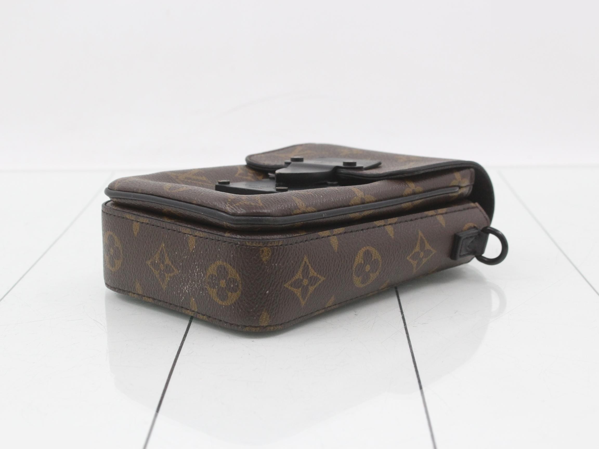 M81522 S-Lock Vertical Wearable Wallet — view 6