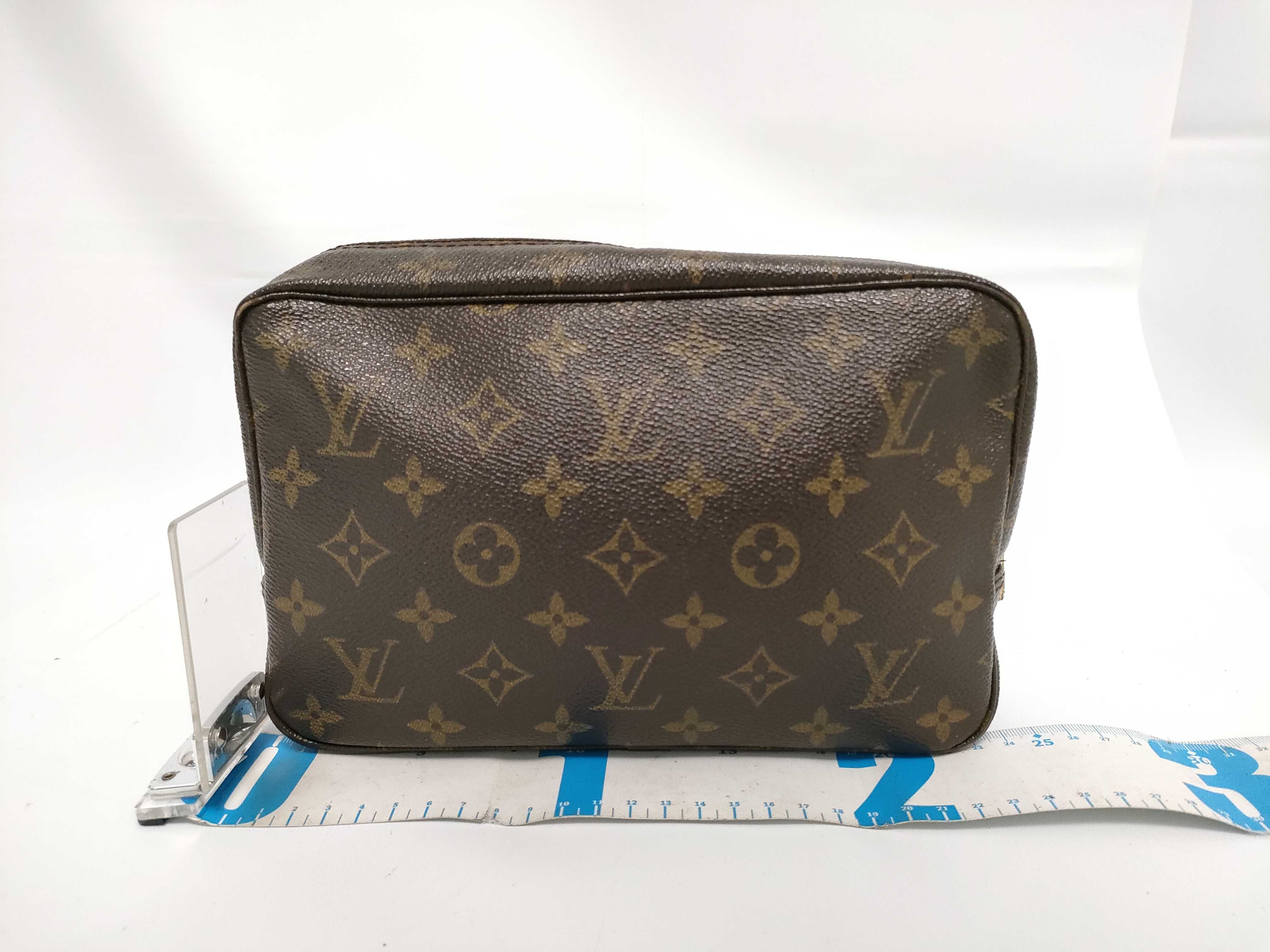 Monogram Louis Vuitton Monogram Trouse Toilette 23 Pouch — view 2