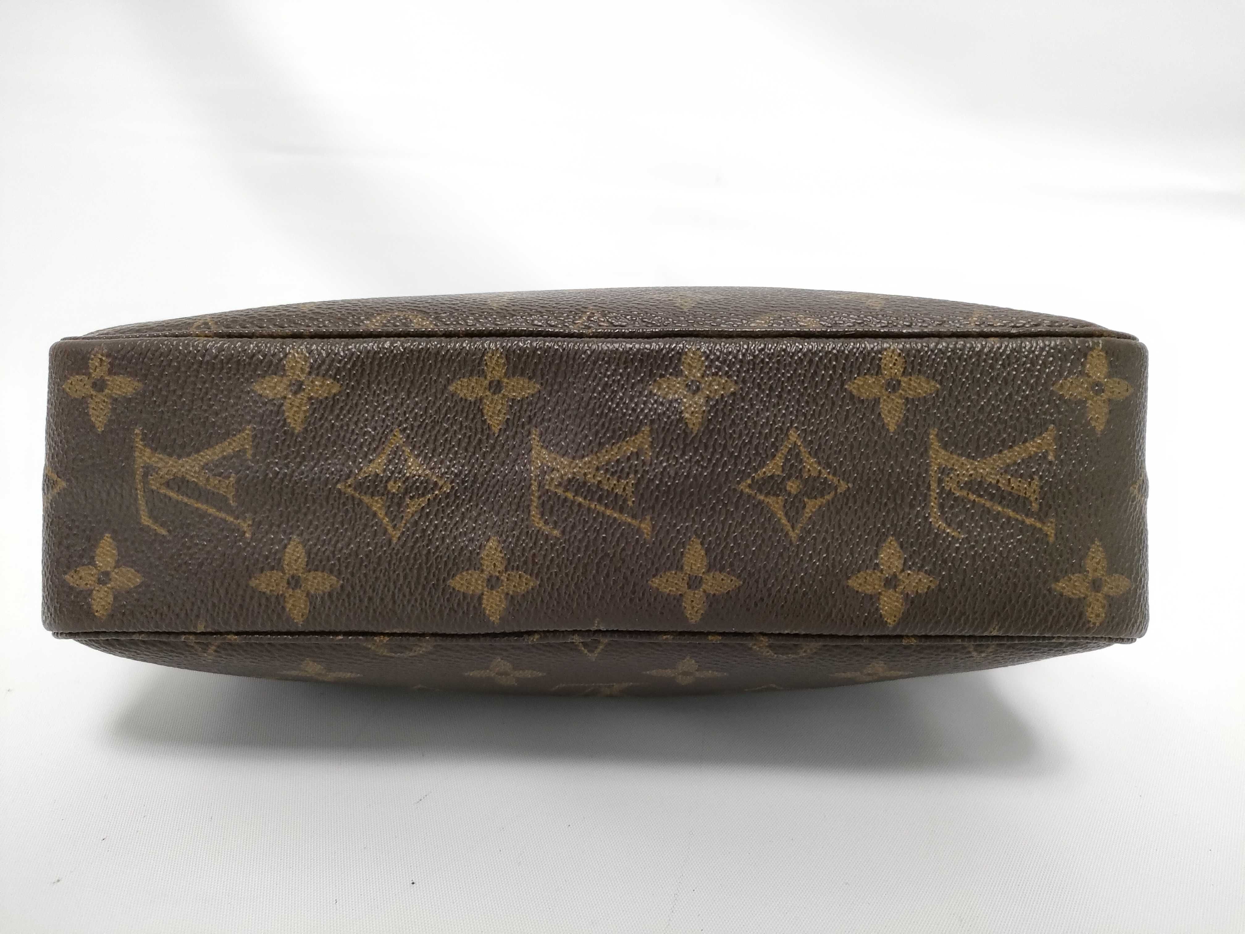Monogram Louis Vuitton Monogram Trouse Toilette 23 Pouch — view 3