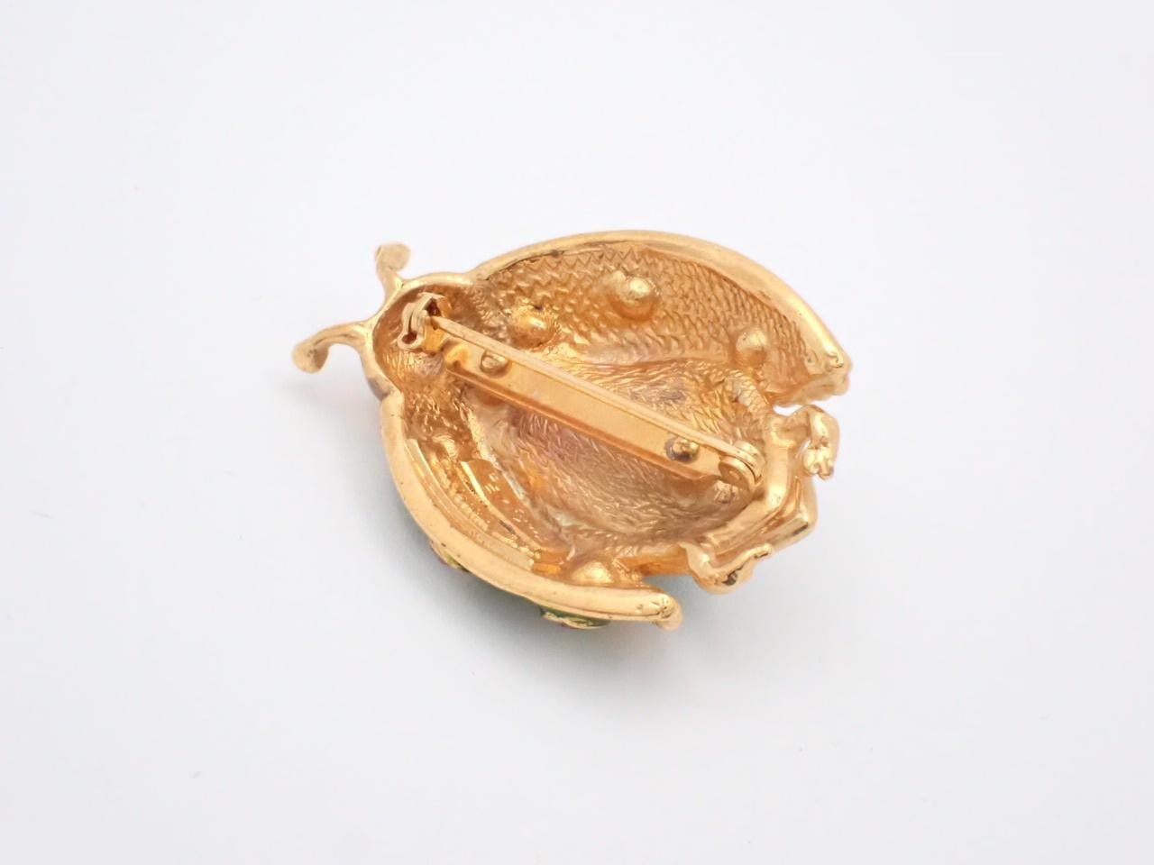 brooch — view 2