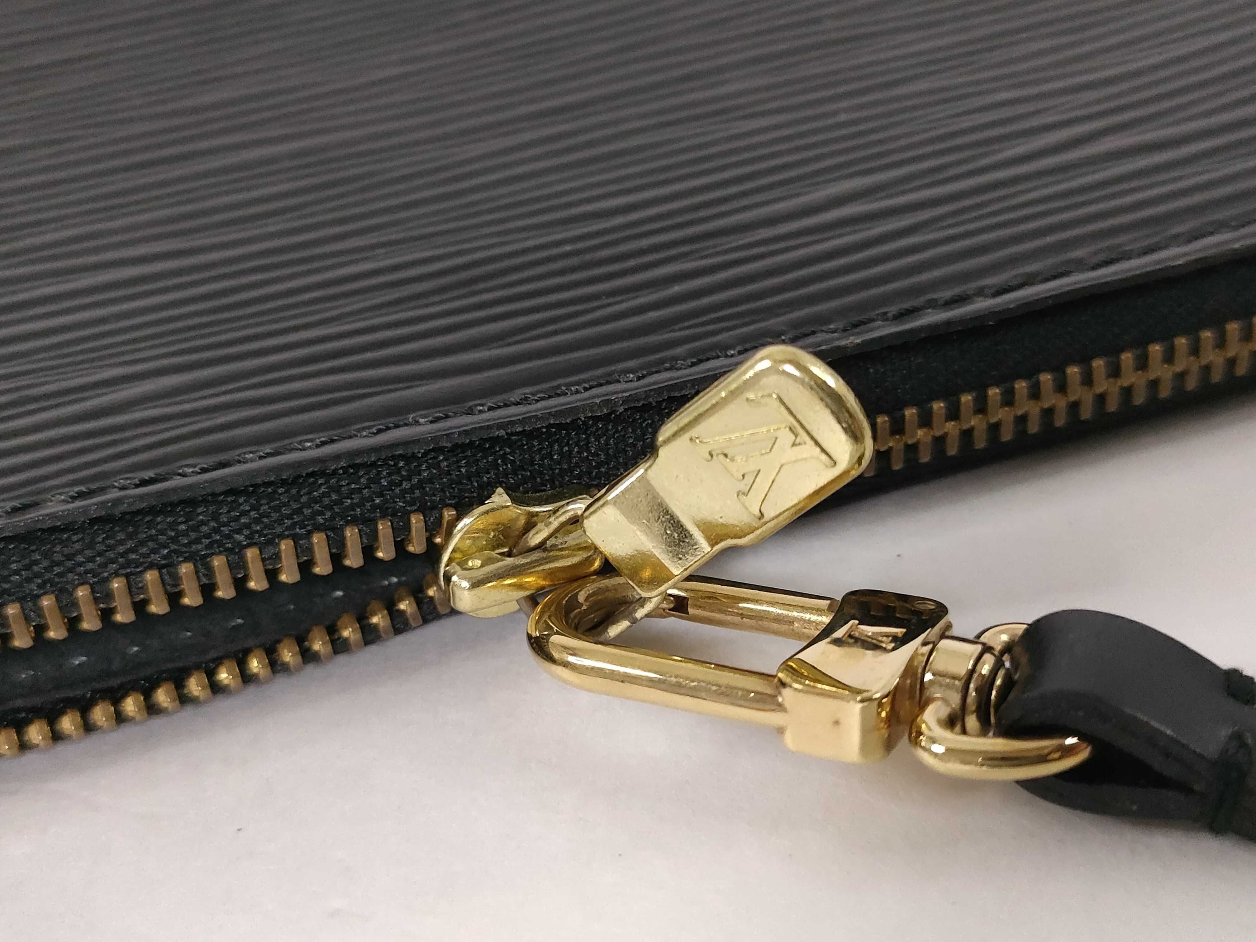 Epi Pouch (Noir) - Pochette Accessoires M52942 AR1905 — view 11