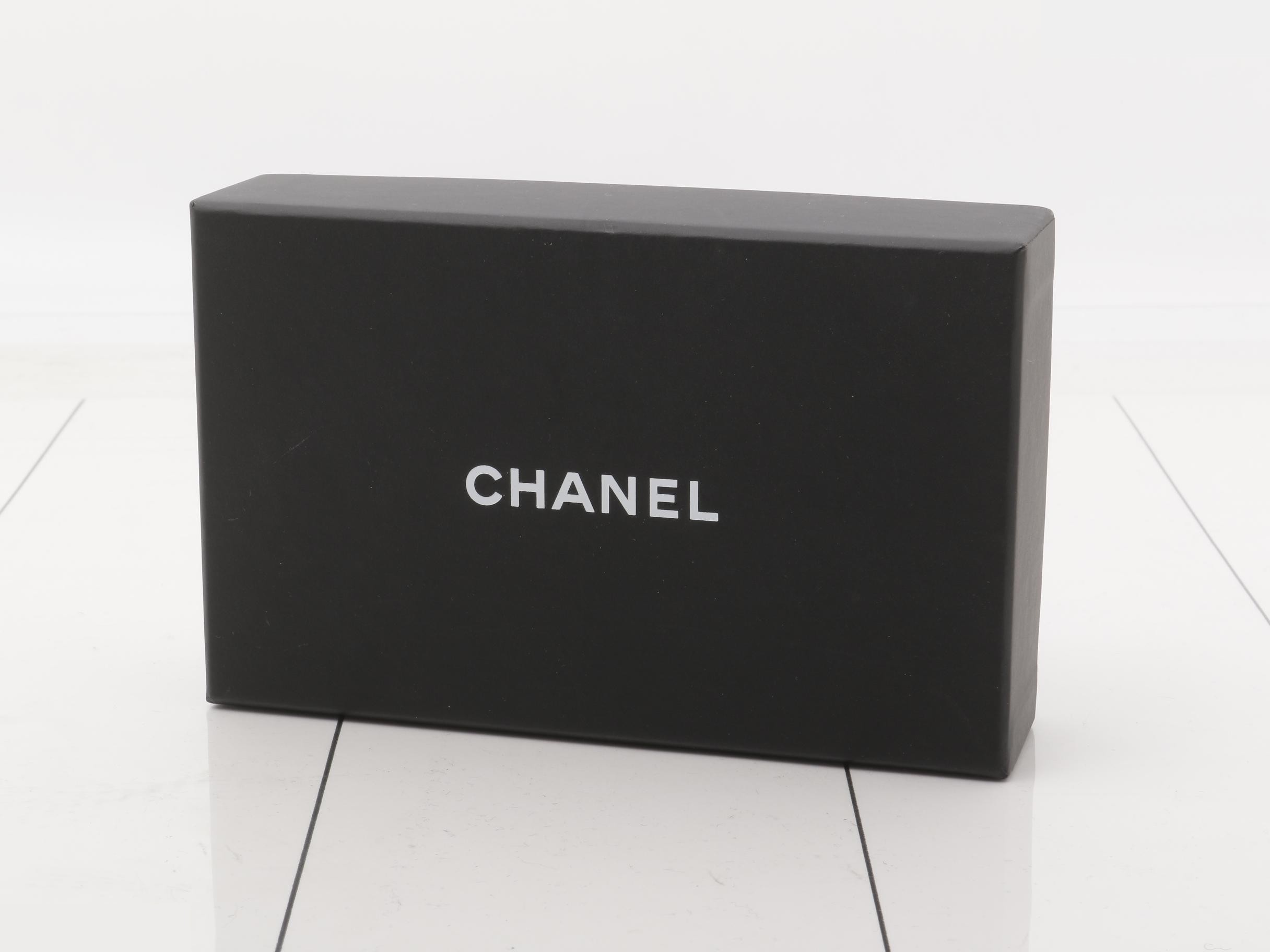 Matelassé lambskin coin case, black, serial number 31. — view 5