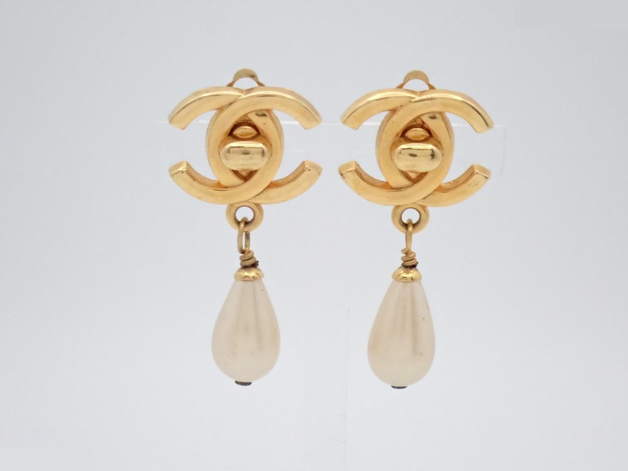 Coco Mark Gold Pearl Earrings