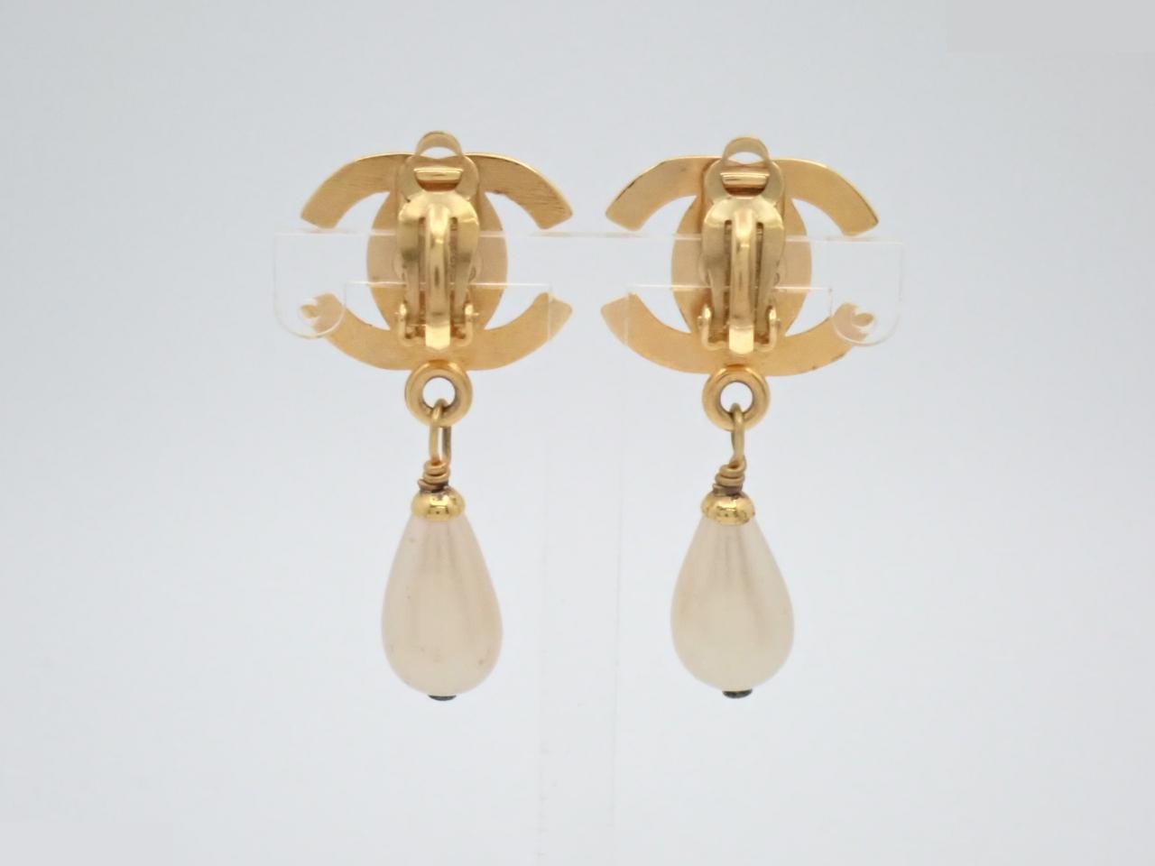 Coco Mark Gold Pearl Earrings — view 2