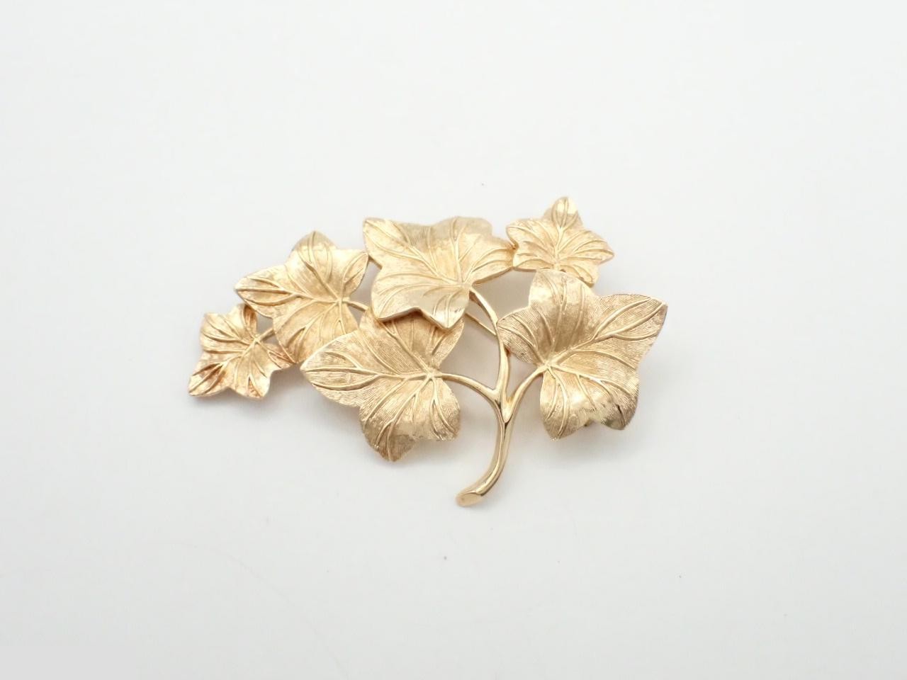 Leaf brooch