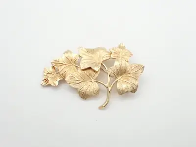 Leaf brooch