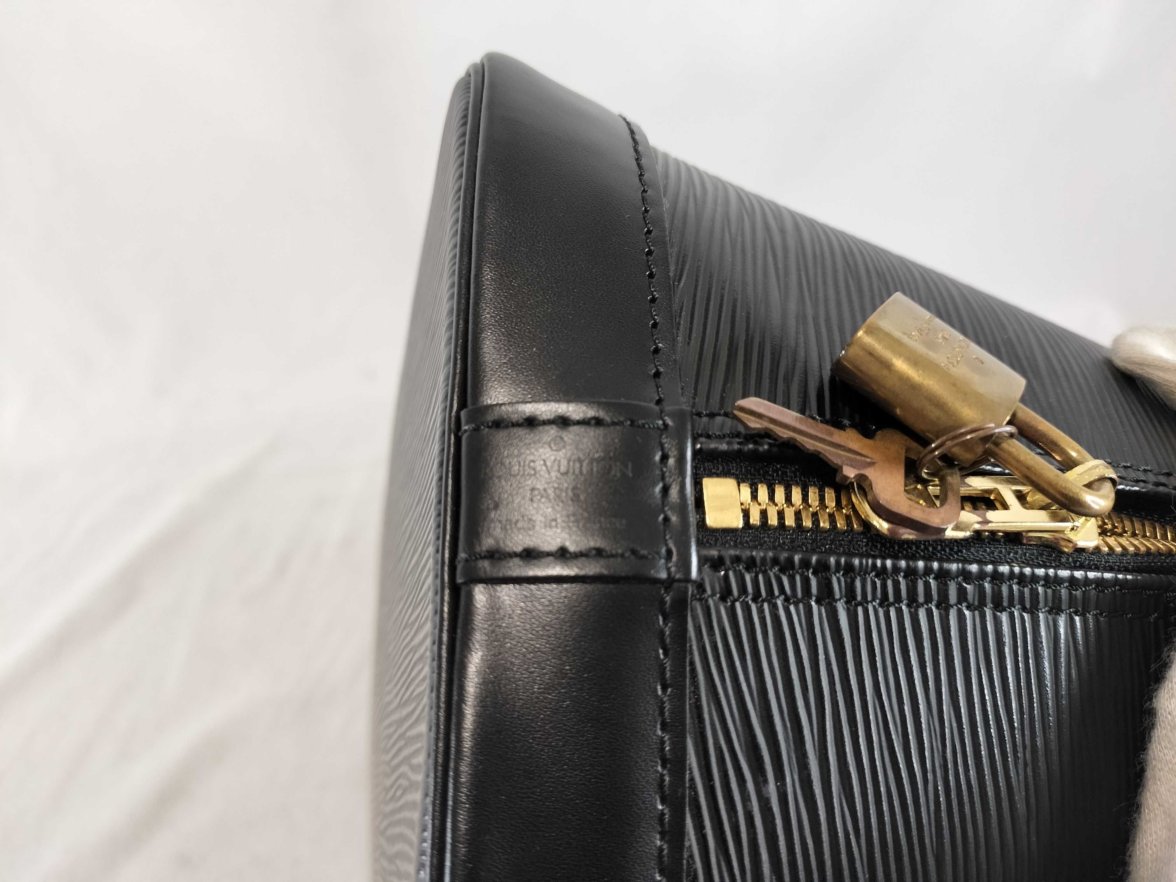 Epi Alma PM M10947 Noir Handbag — view 12