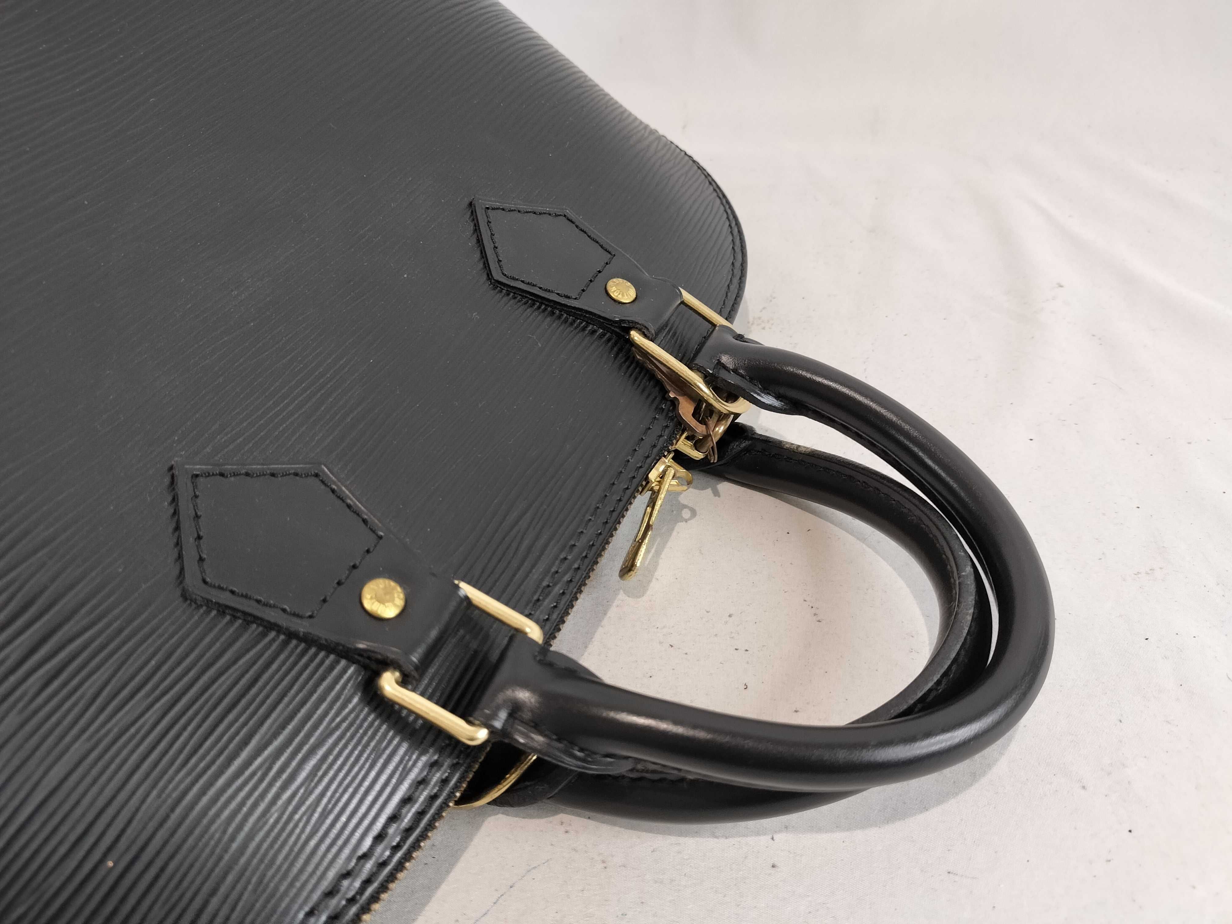 Epi Alma PM M10947 Noir Handbag — view 3