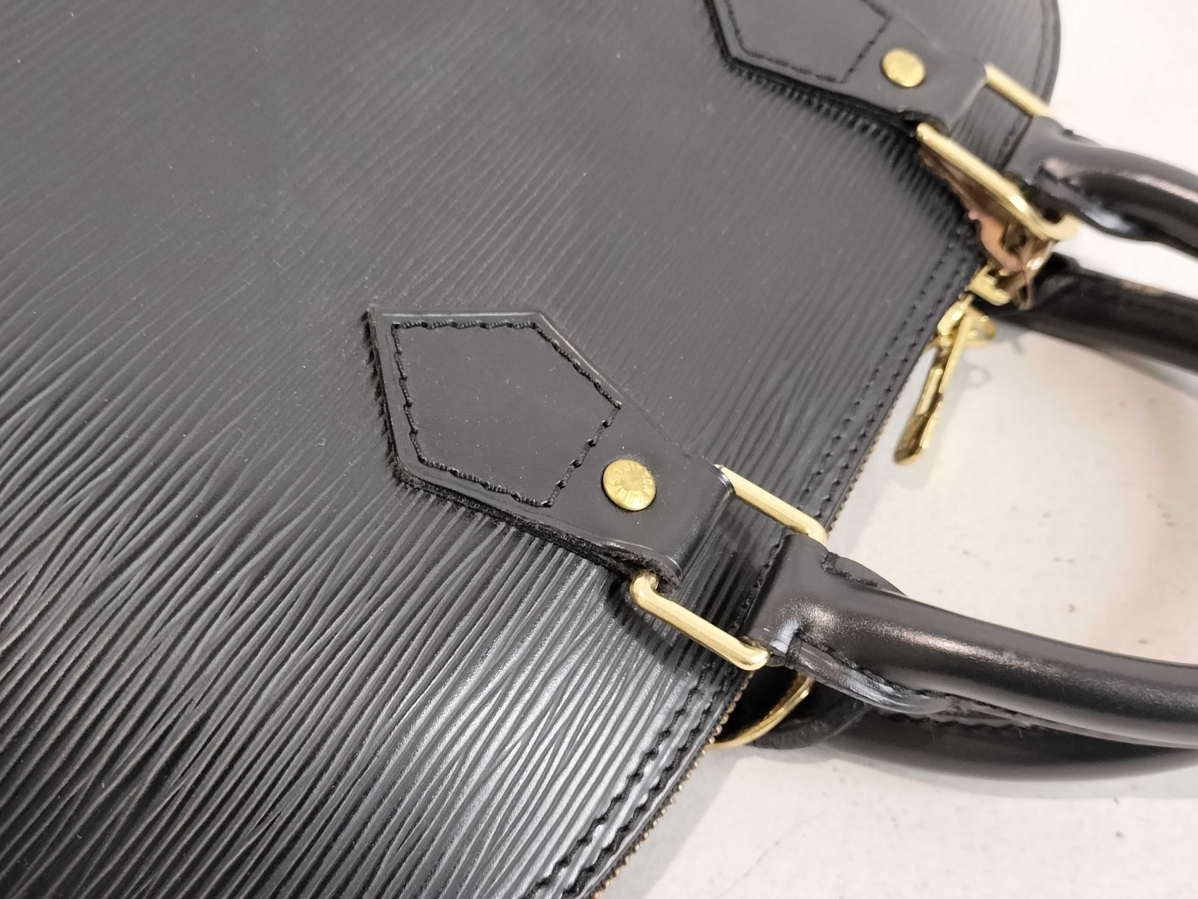 Epi Alma PM M10947 Noir Handbag — view 5