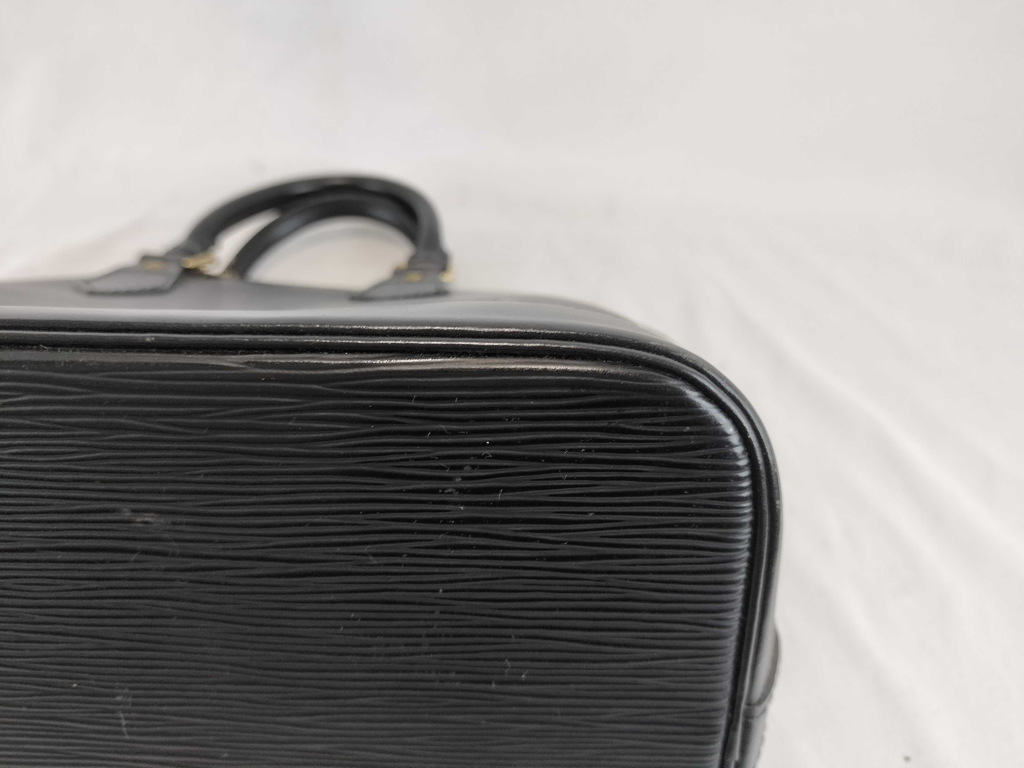 Epi Alma PM M10947 Noir Handbag — view 6