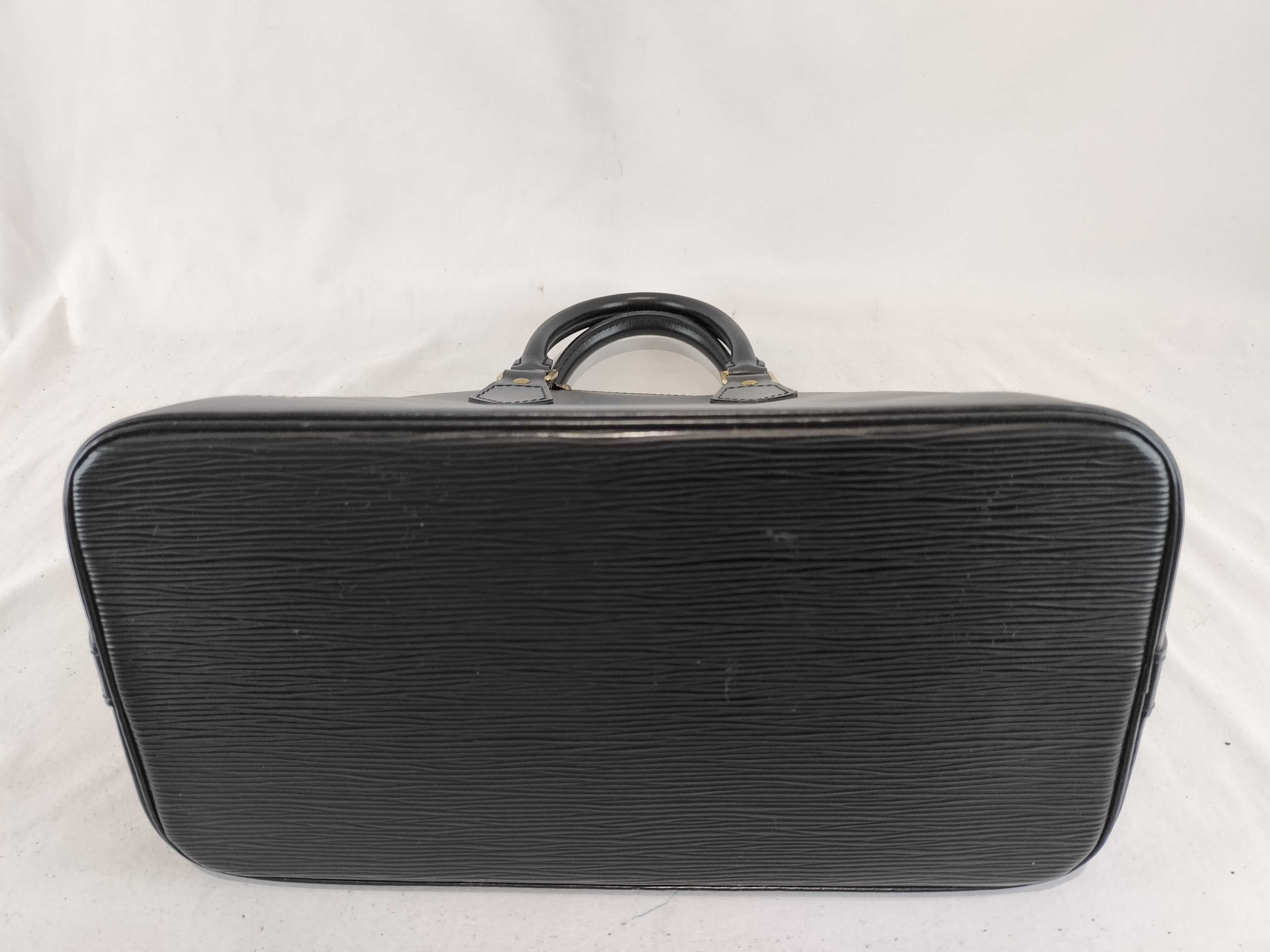 Epi Alma PM M10947 Noir Handbag — view 7