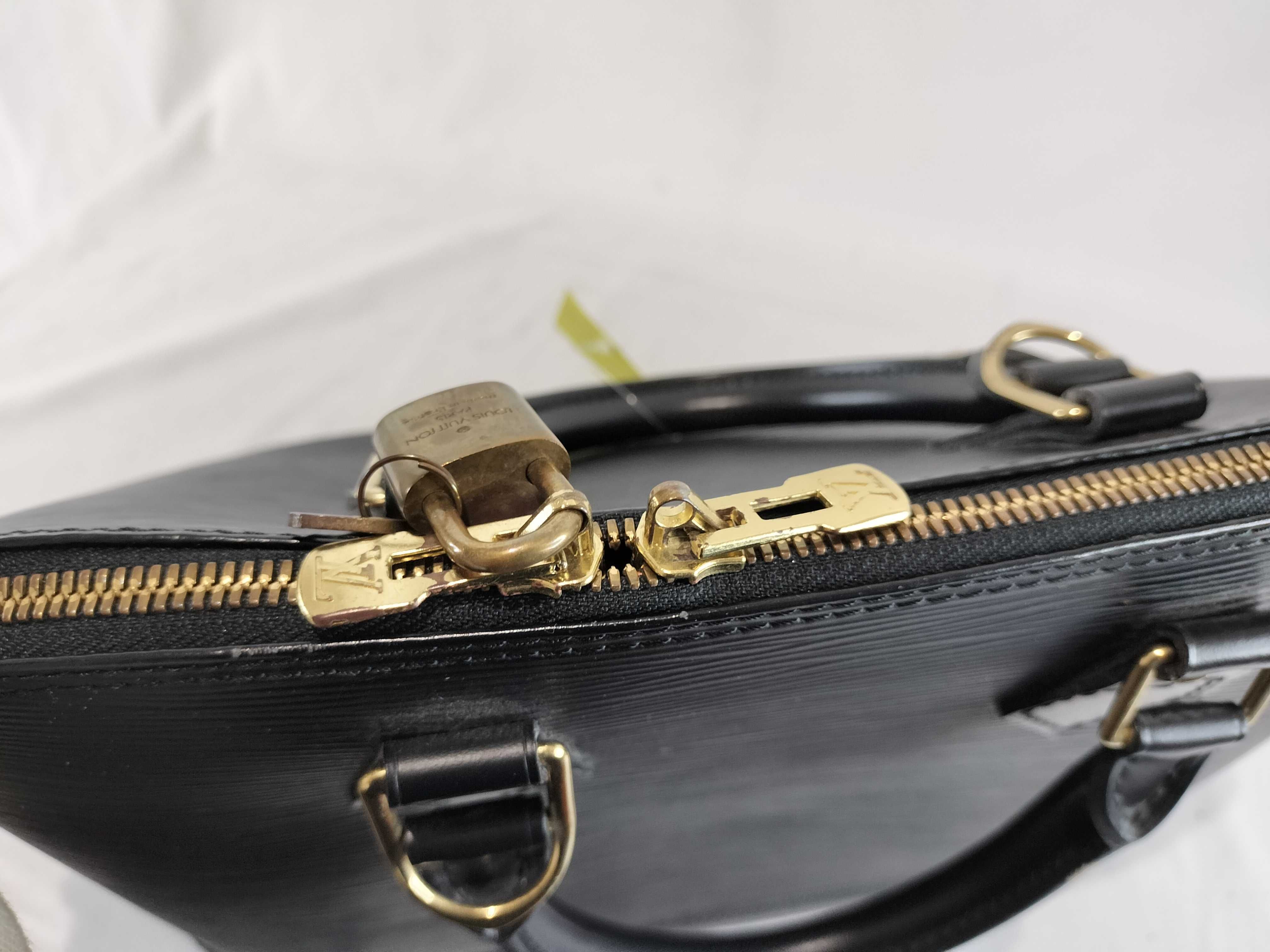 Epi Alma PM M10947 Noir Handbag — view 8