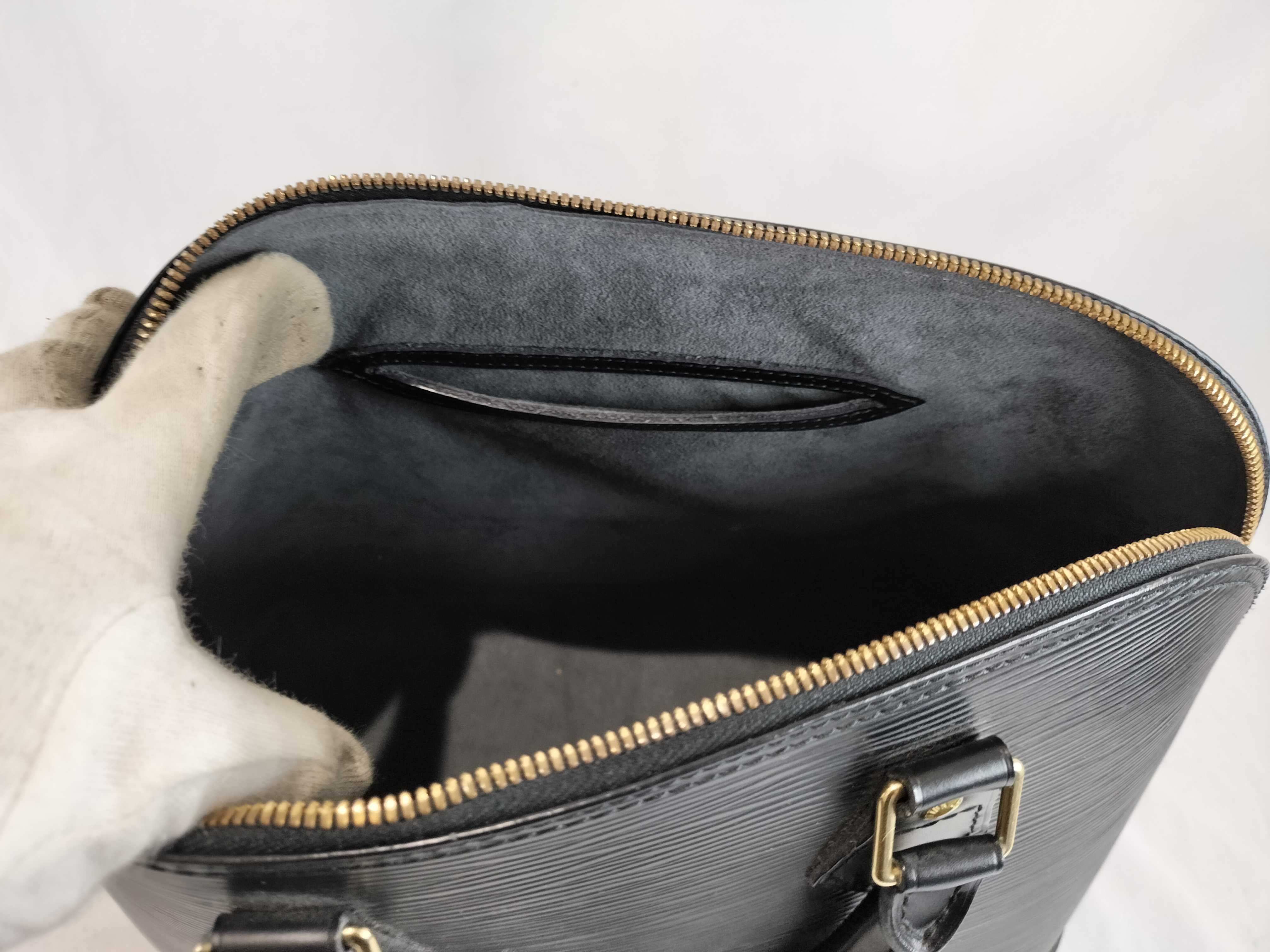Epi Alma PM M10947 Noir Handbag — view 9