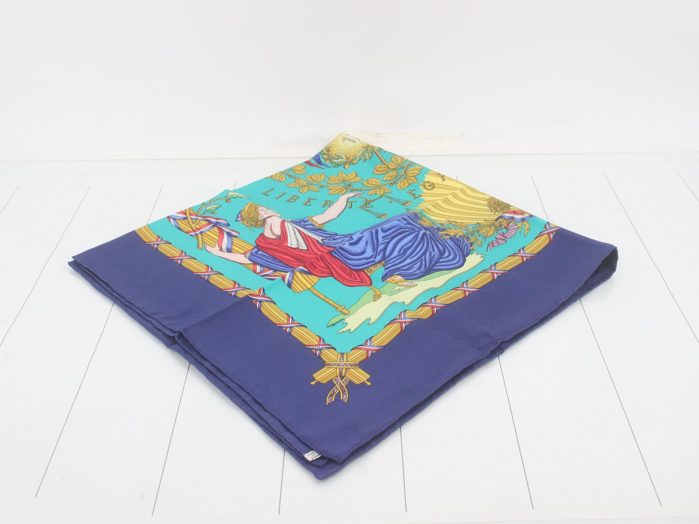 Carre 90 Scarf — view 2