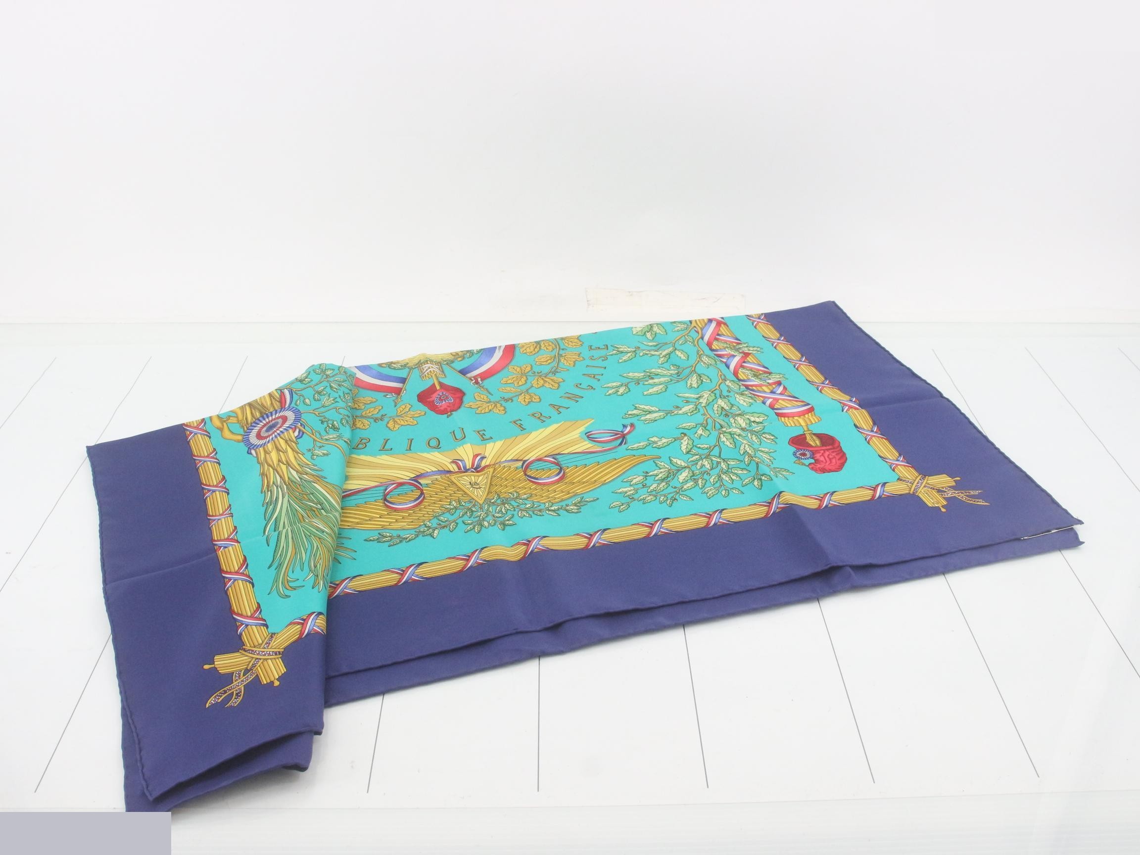 Carre 90 Scarf — view 3