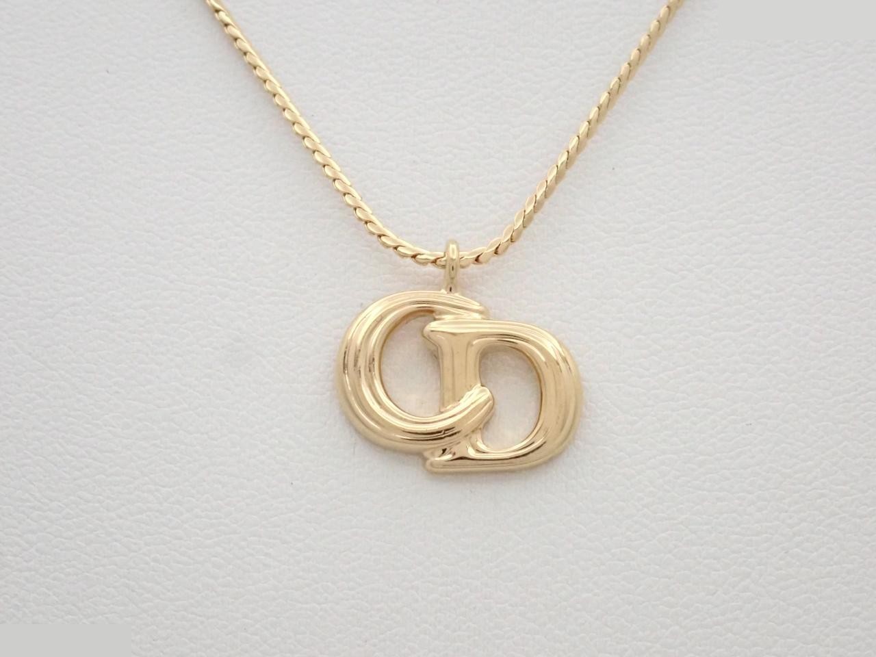 Other lines: Precious metal necklaces and pendants, chain approximately 42cm.
