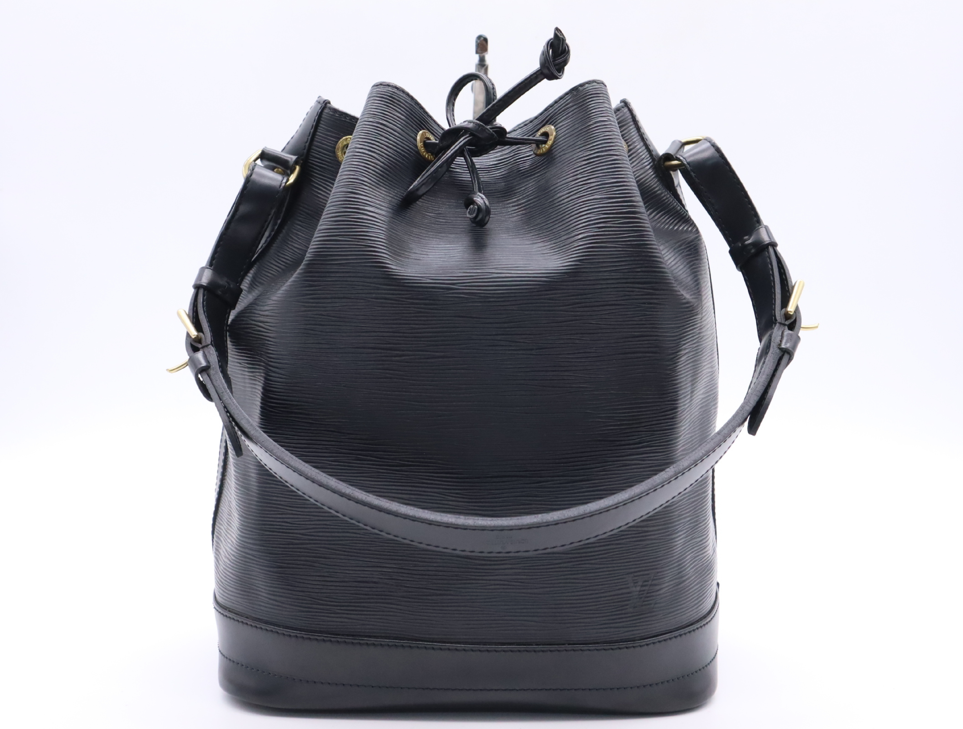 M59002 Epi Noe Noir Shoulder Bag