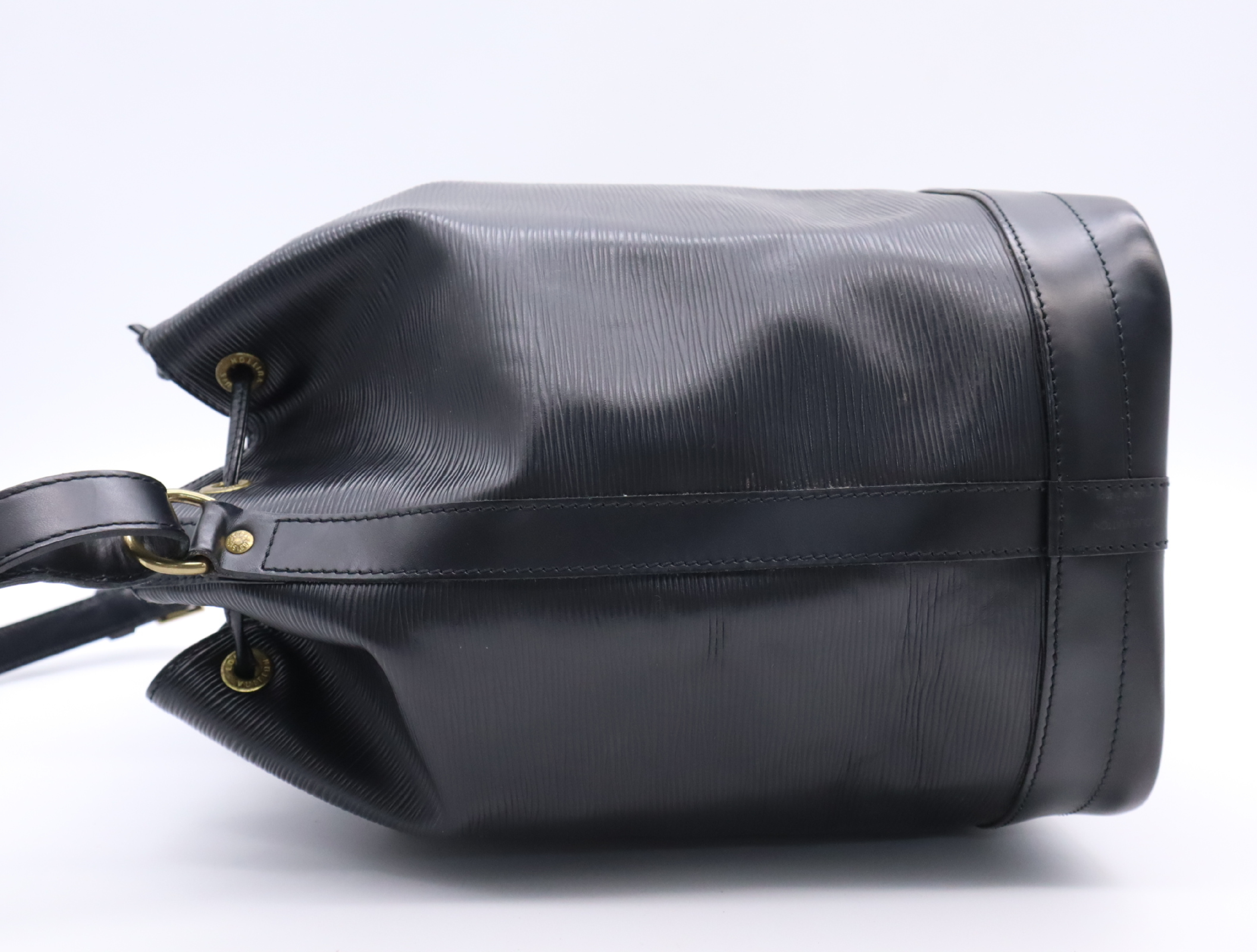 M59002 Epi Noe Noir Shoulder Bag — view 3
