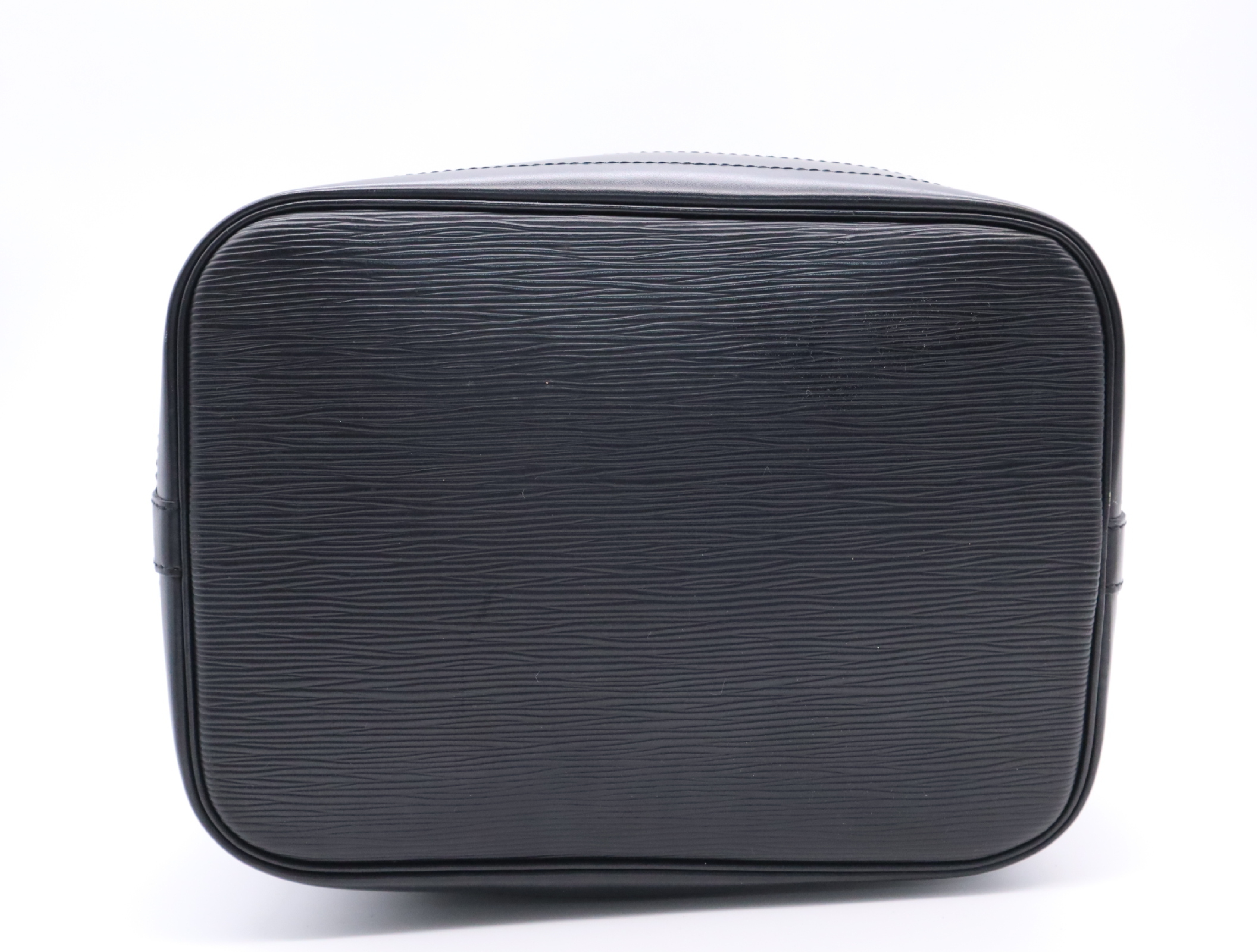 M59002 Epi Noe Noir Shoulder Bag — view 4
