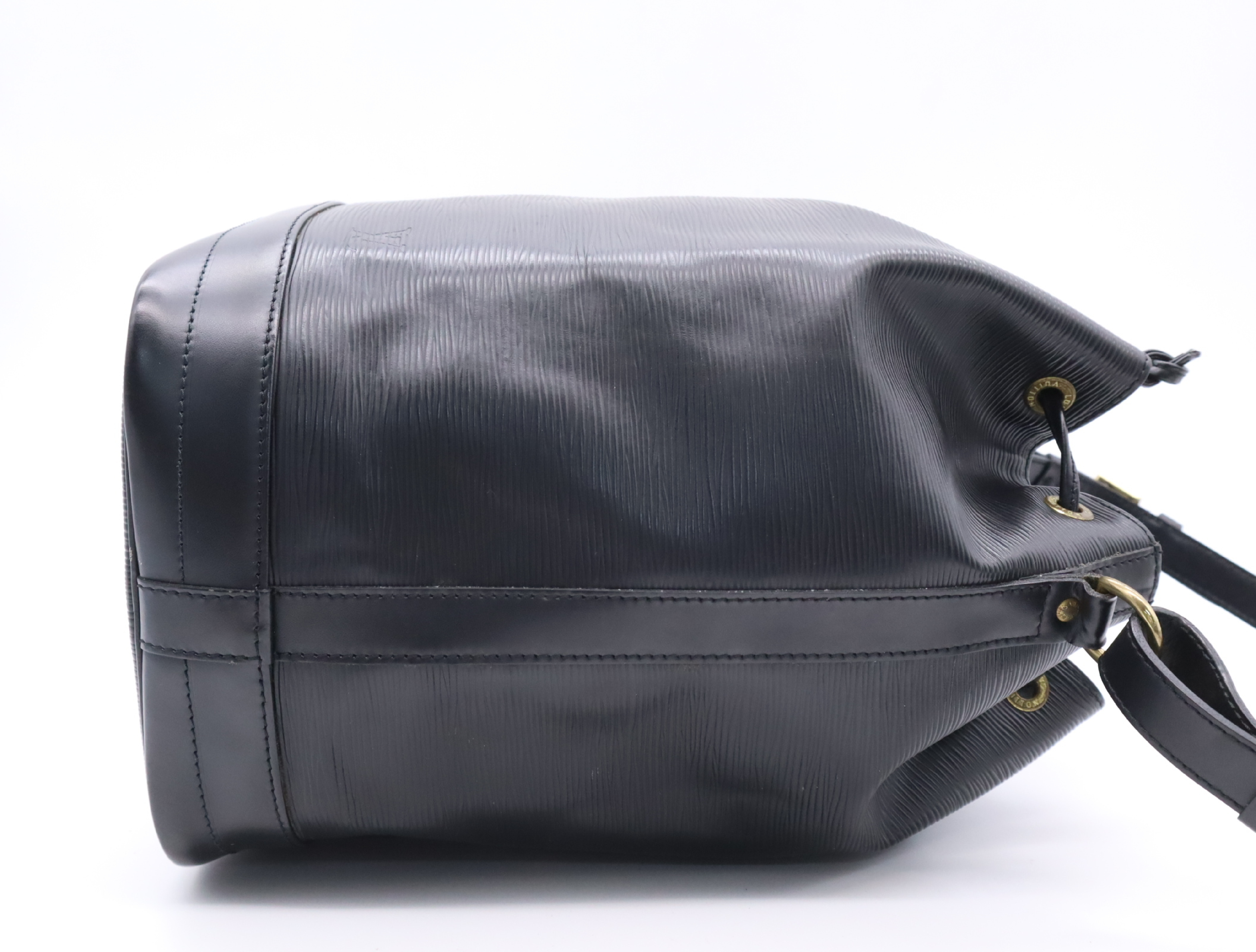 M59002 Epi Noe Noir Shoulder Bag — view 5