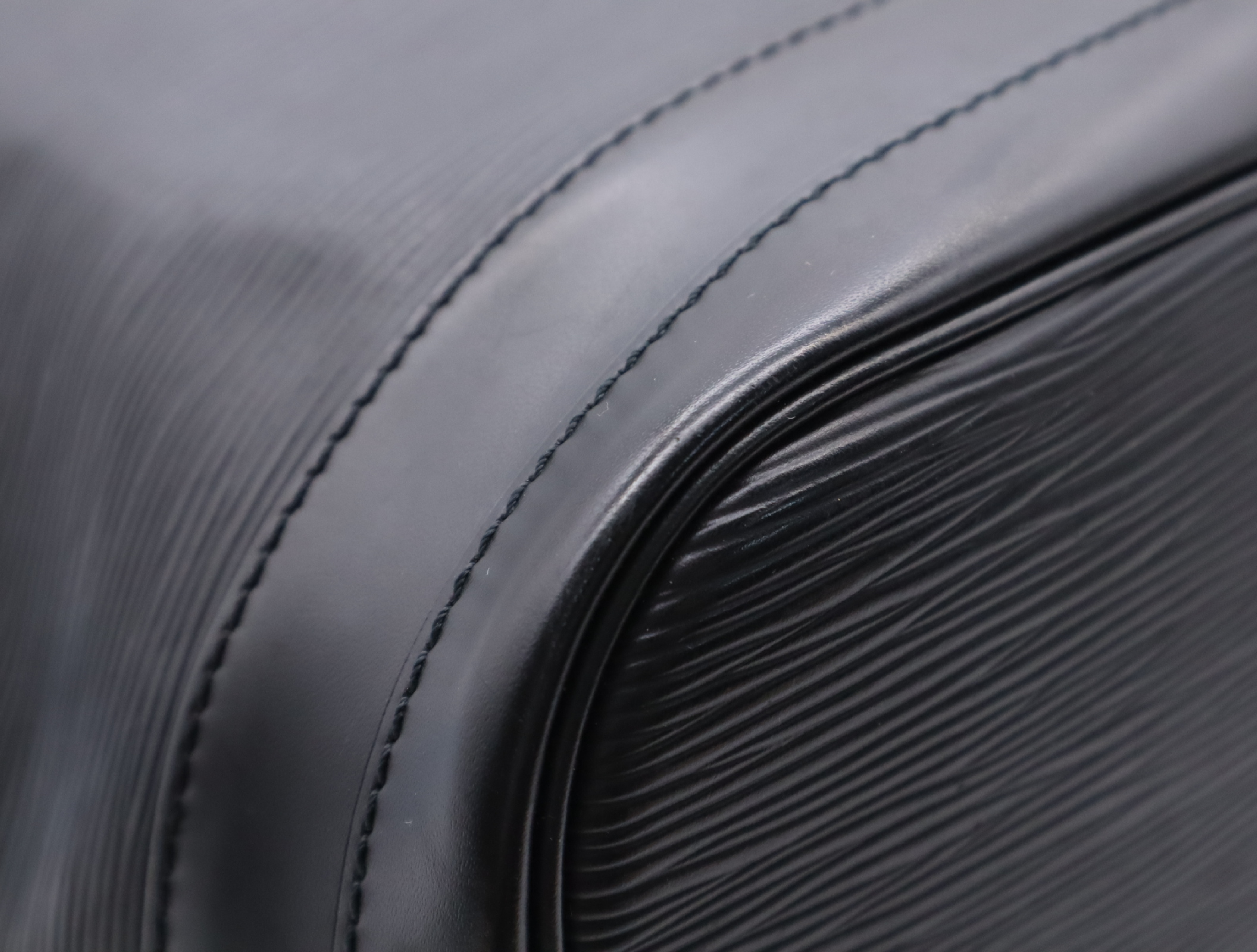 M59002 Epi Noe Noir Shoulder Bag — view 6