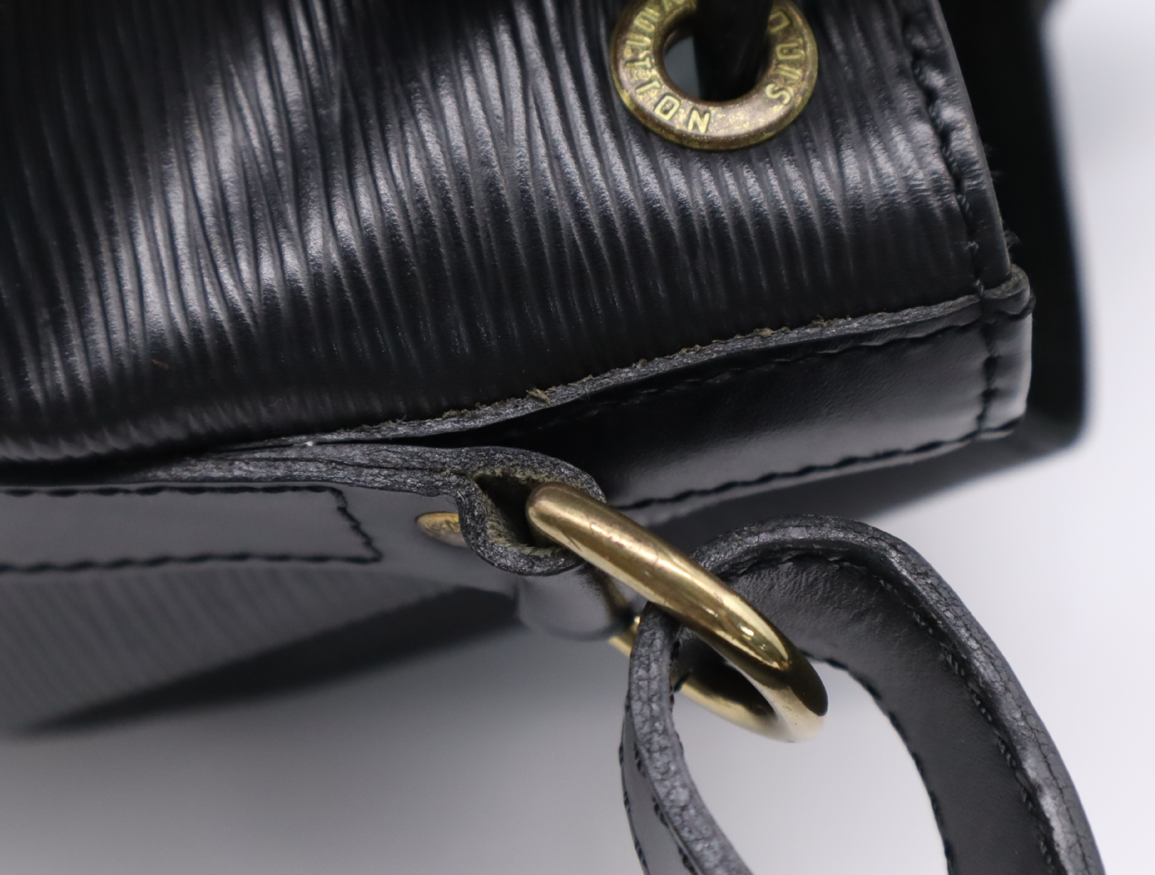 M59002 Epi Noe Noir Shoulder Bag — view 8