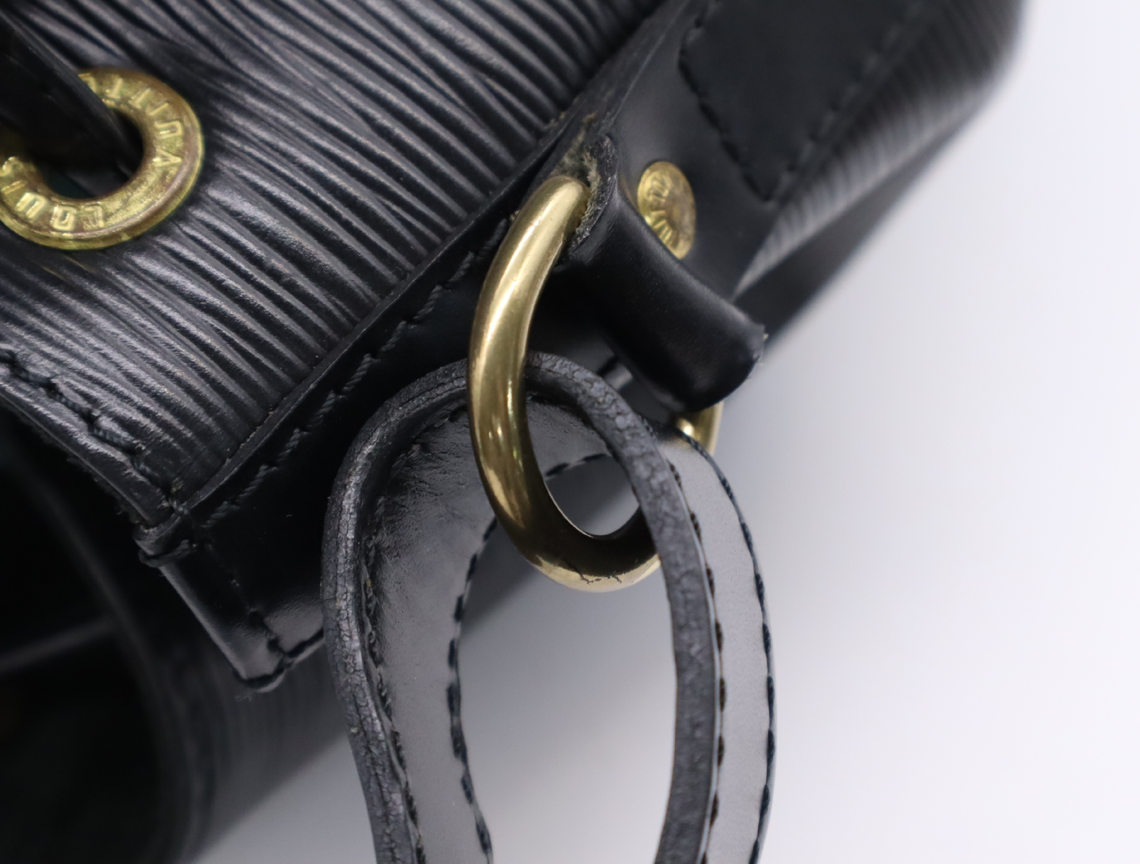 M59002 Epi Noe Noir Shoulder Bag — view 9