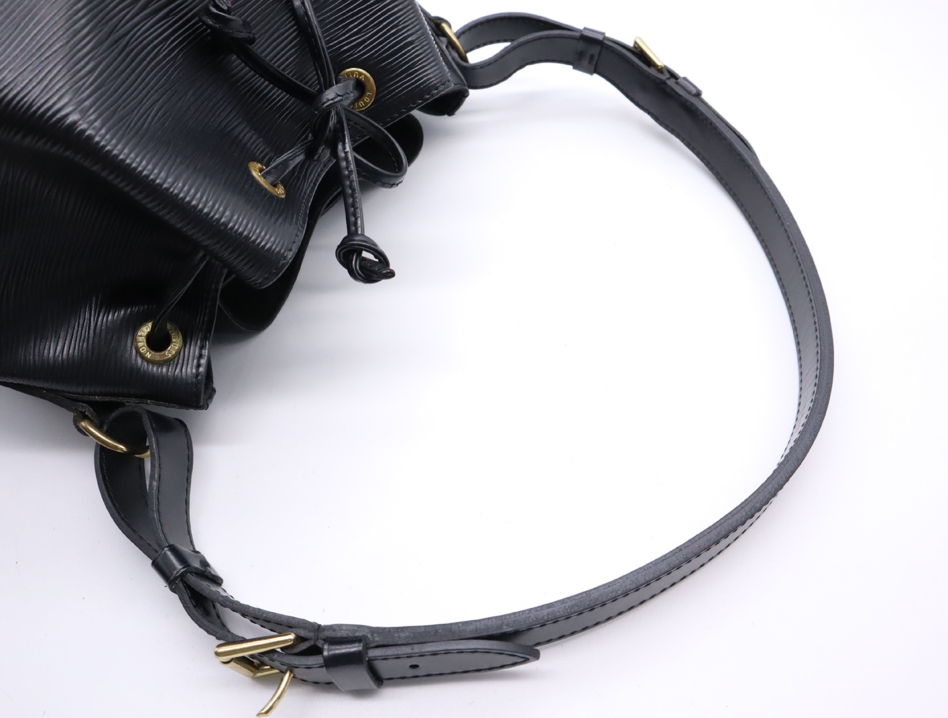 M59002 Epi Noe Noir Shoulder Bag — view 10