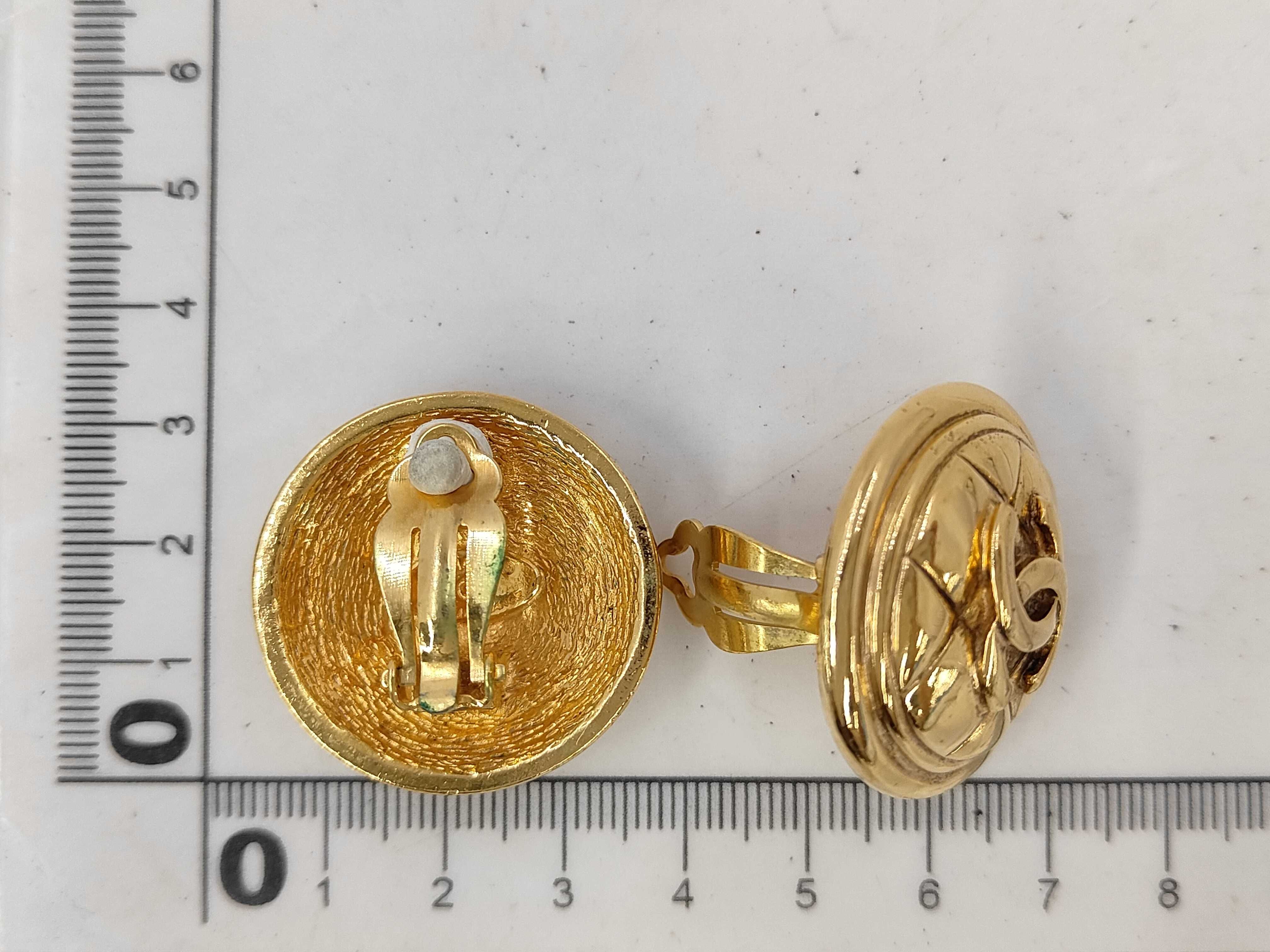 Matelassé Chanel Coco Mark Matelassé Round Gold Yg Earrings — view 5