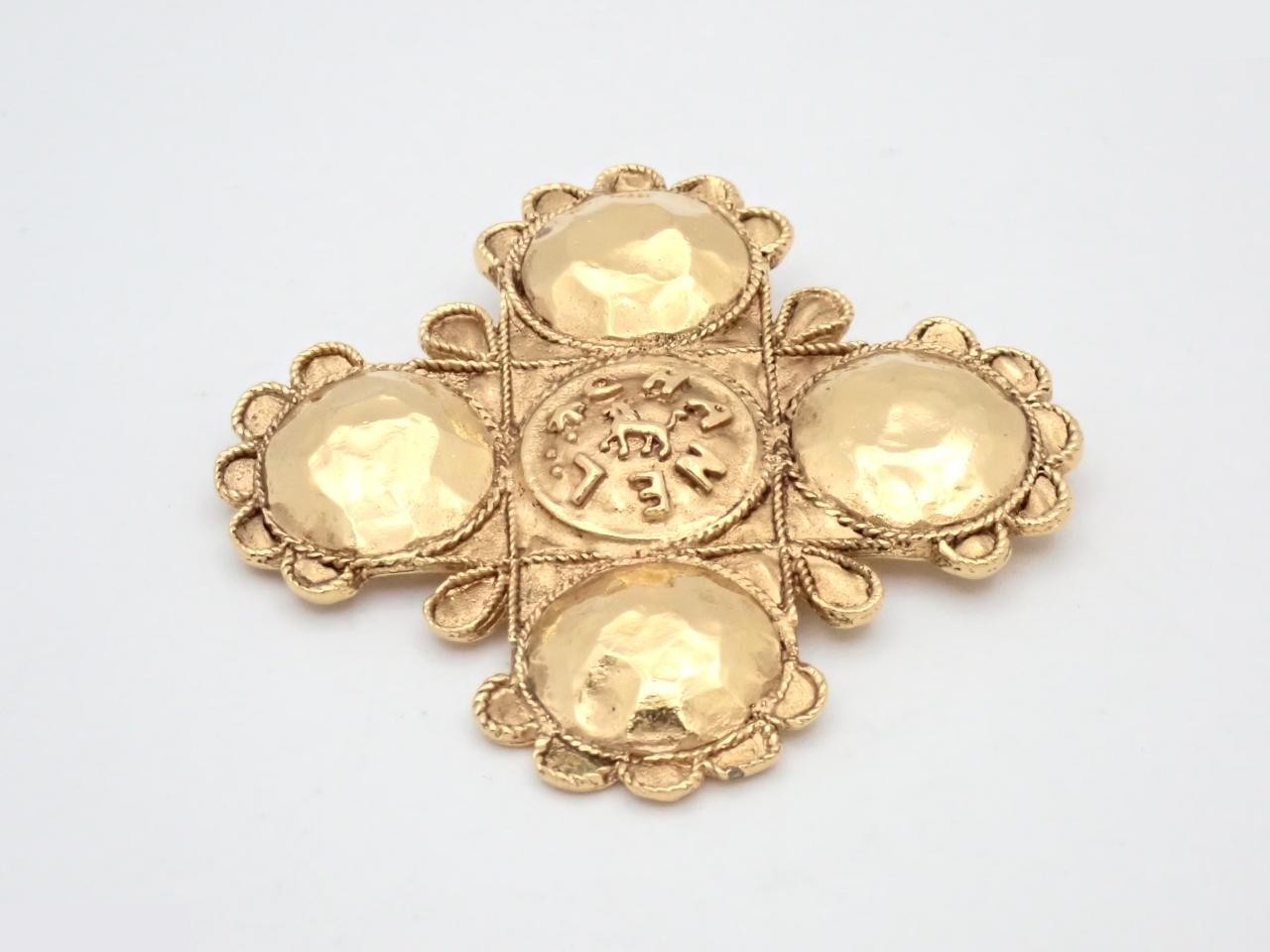 Gold brooch