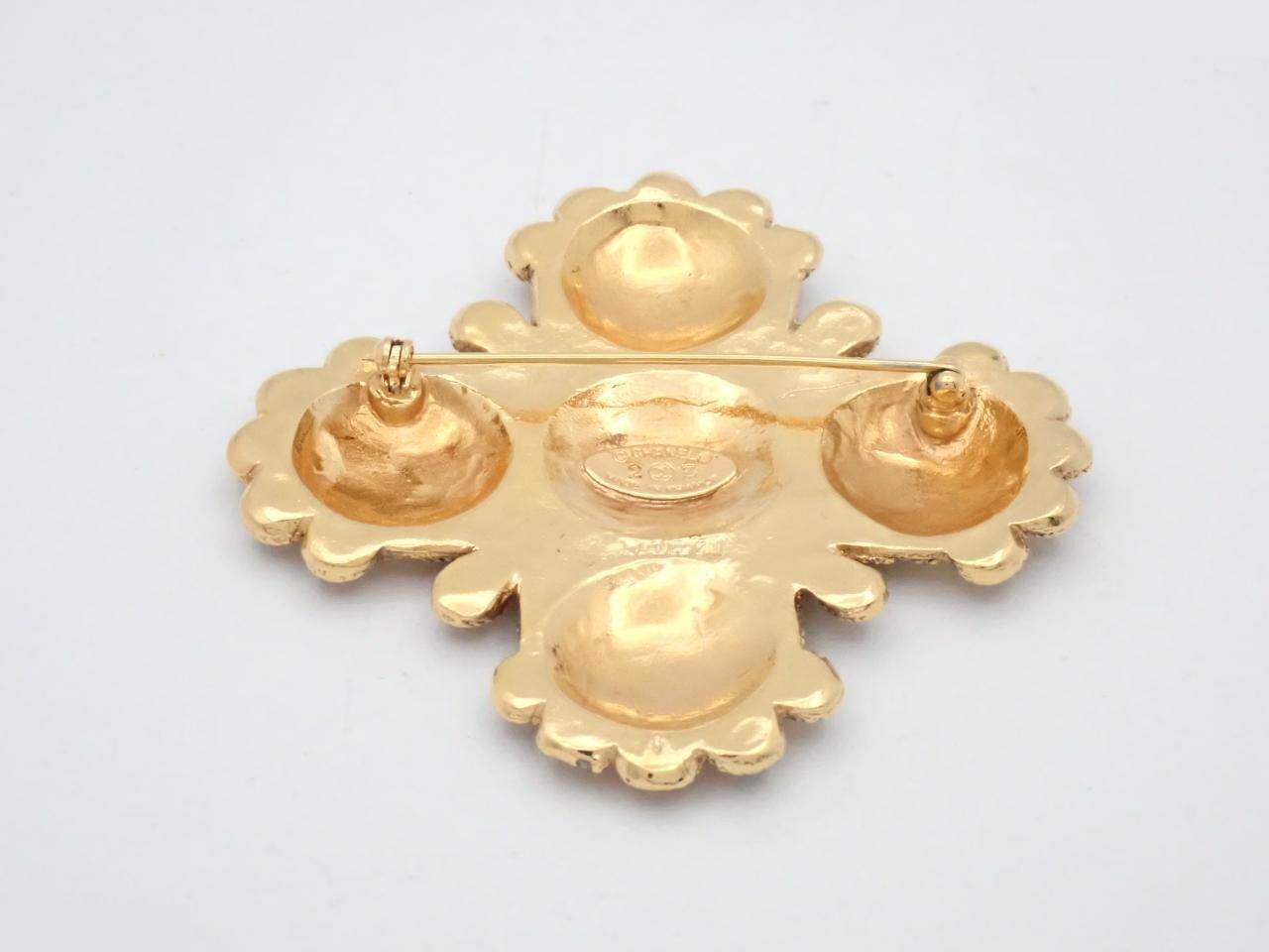Gold brooch — view 2