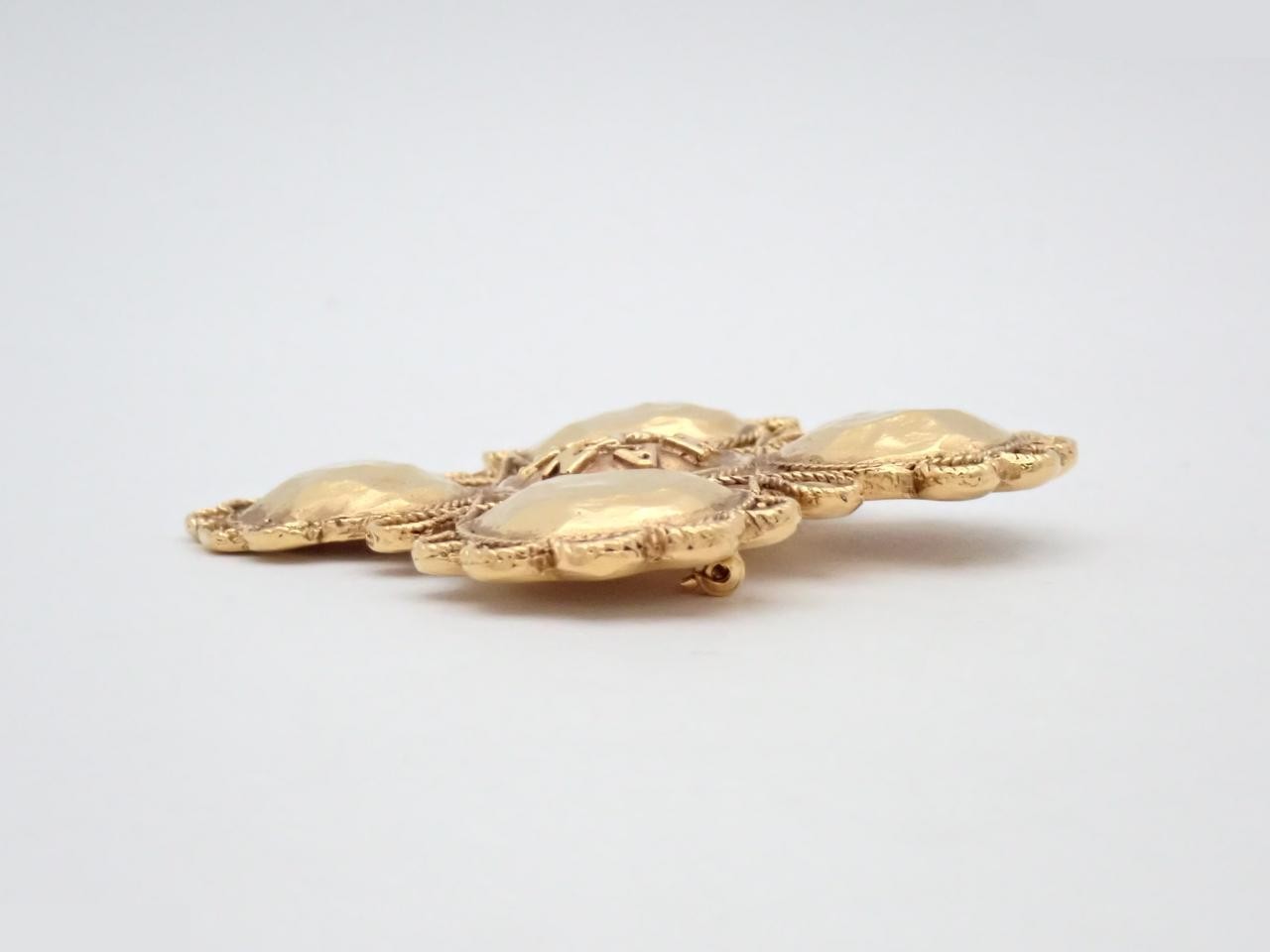 Gold brooch — view 3