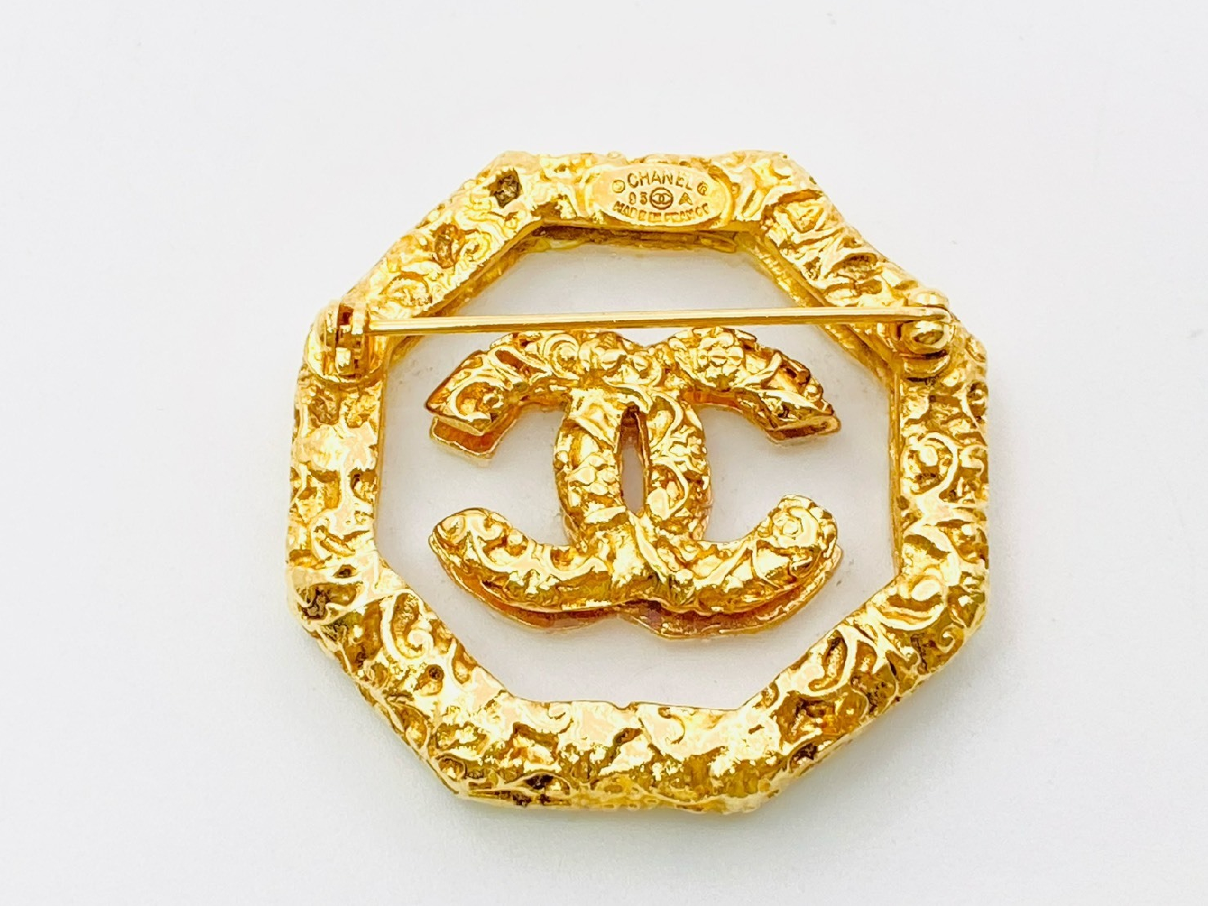 Coco Mark Lava Octagon Brooch 93A Clear x Gold Brooch — view 2