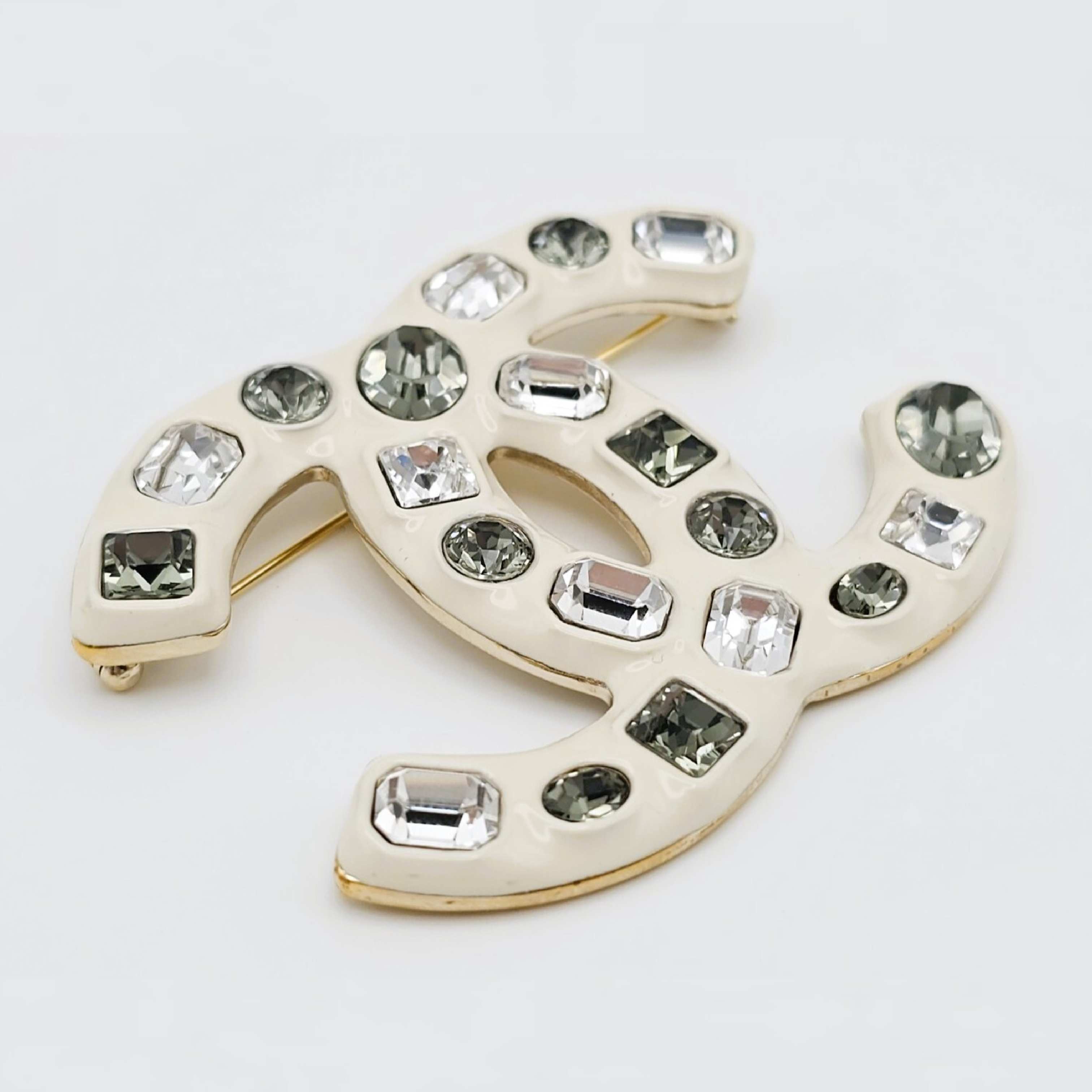 brooch — view 2