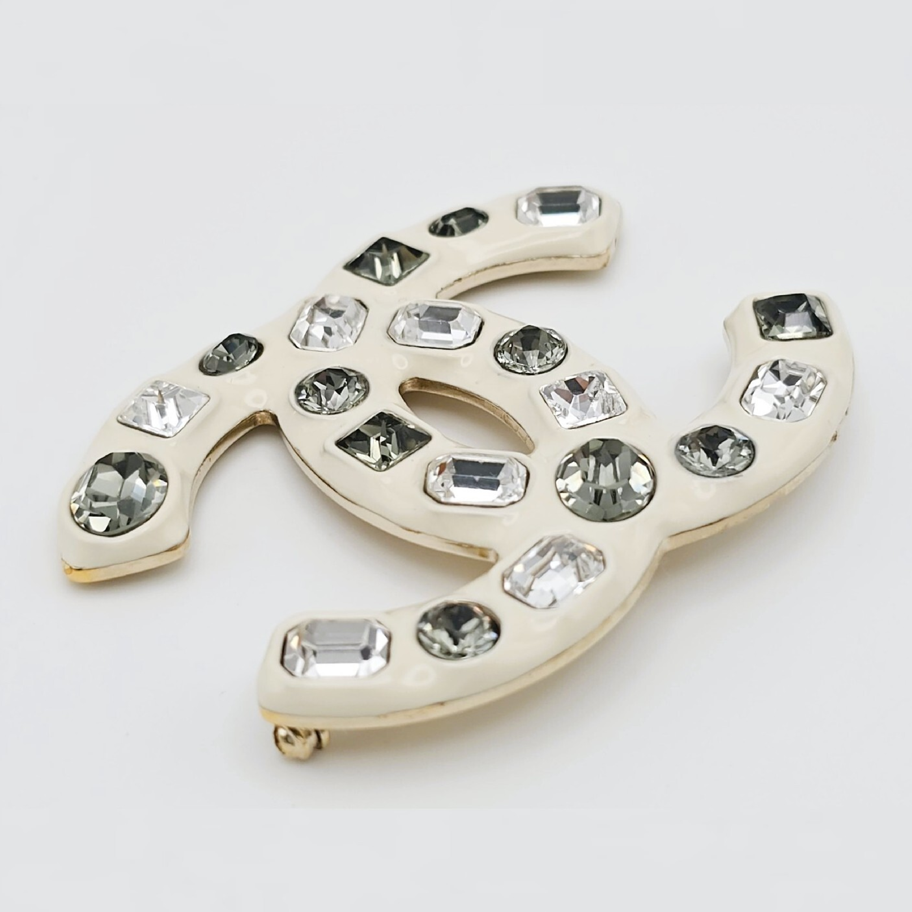 brooch — view 3