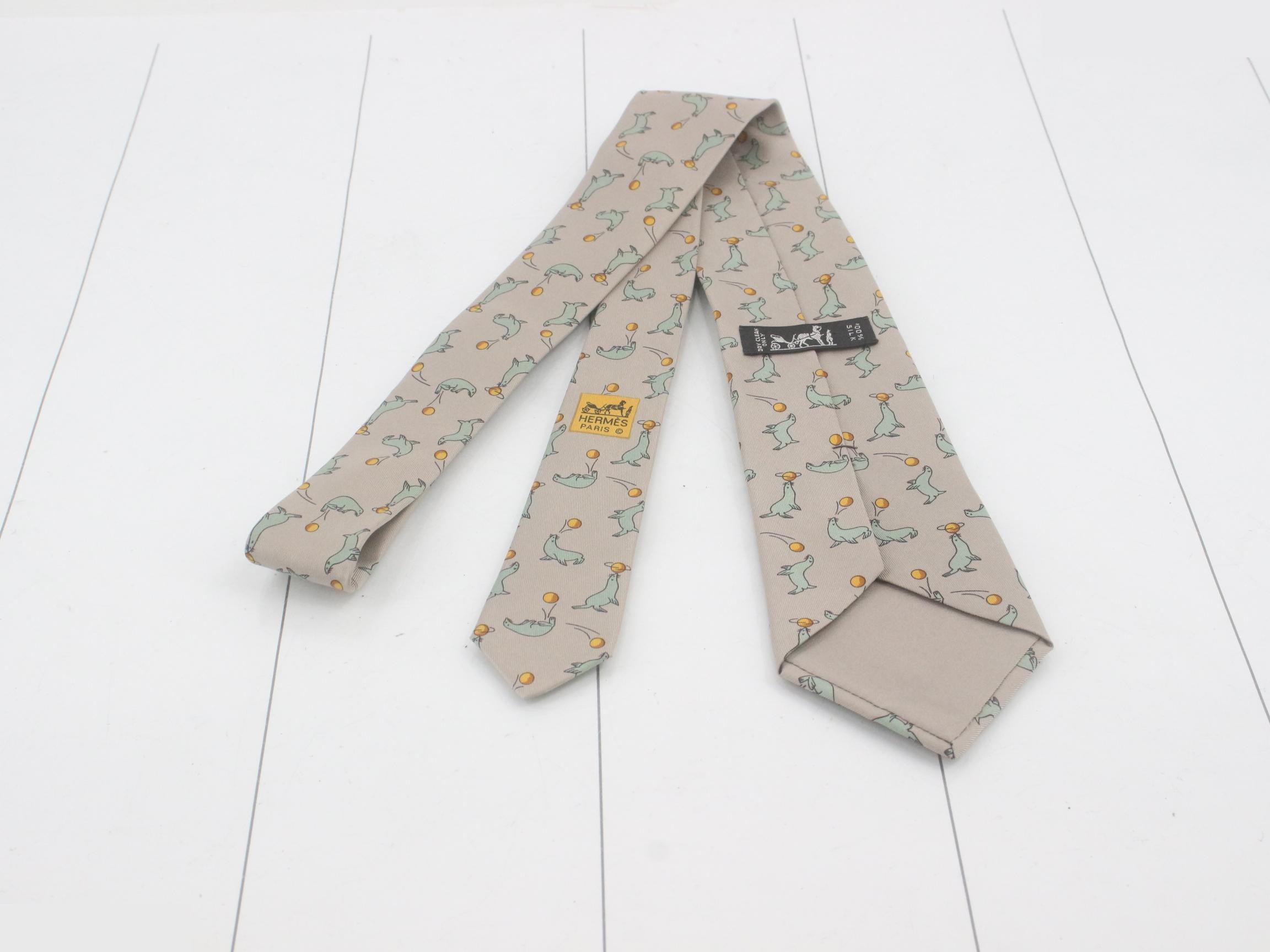 Animal print, seal pattern, gray tie — view 2