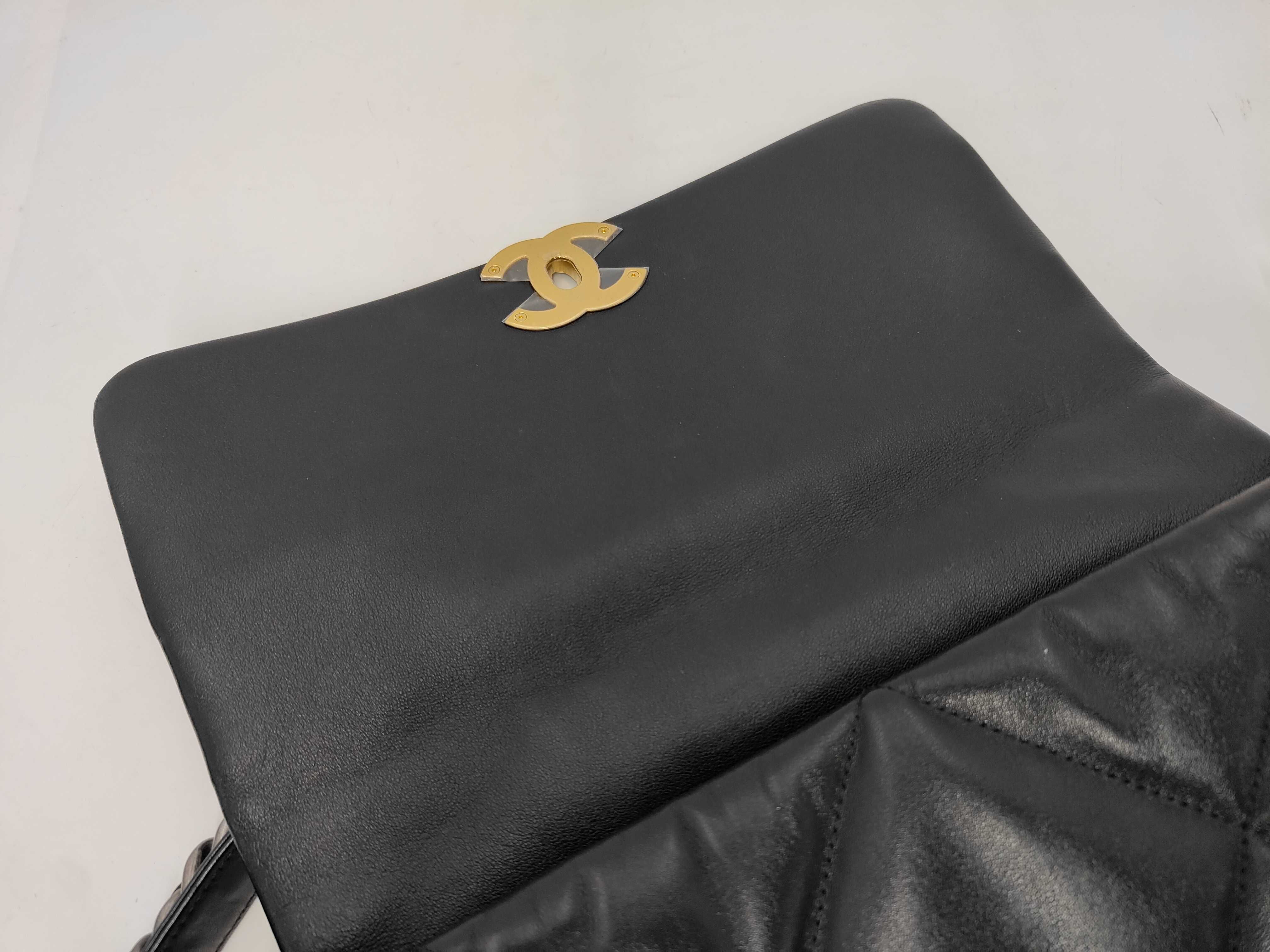 19 Bag Black Quilted Lambskin Gold Hardware Chip Shoulder Bag — view 12