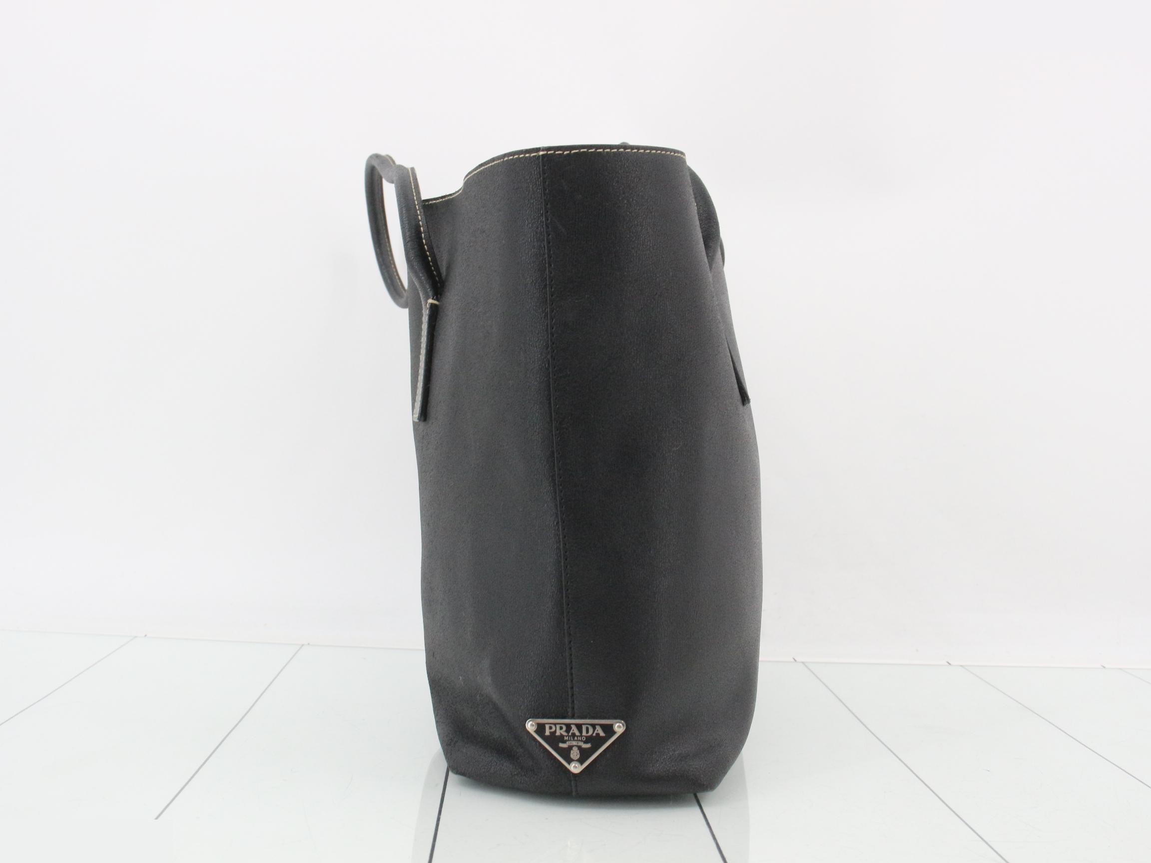 Leather tote bag with triangular plate and pouch, black. — view 3