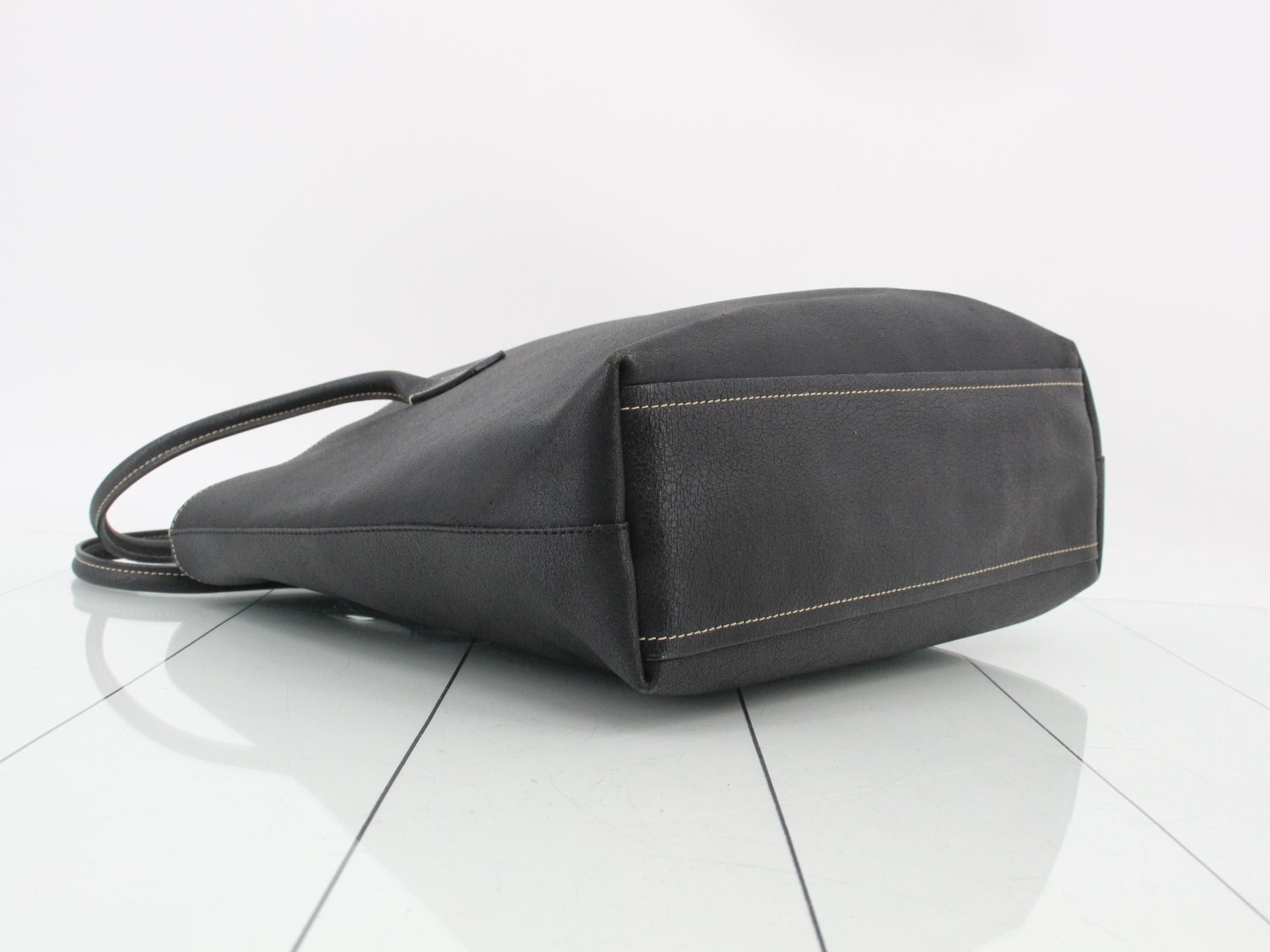 Leather tote bag with triangular plate and pouch, black. — view 5
