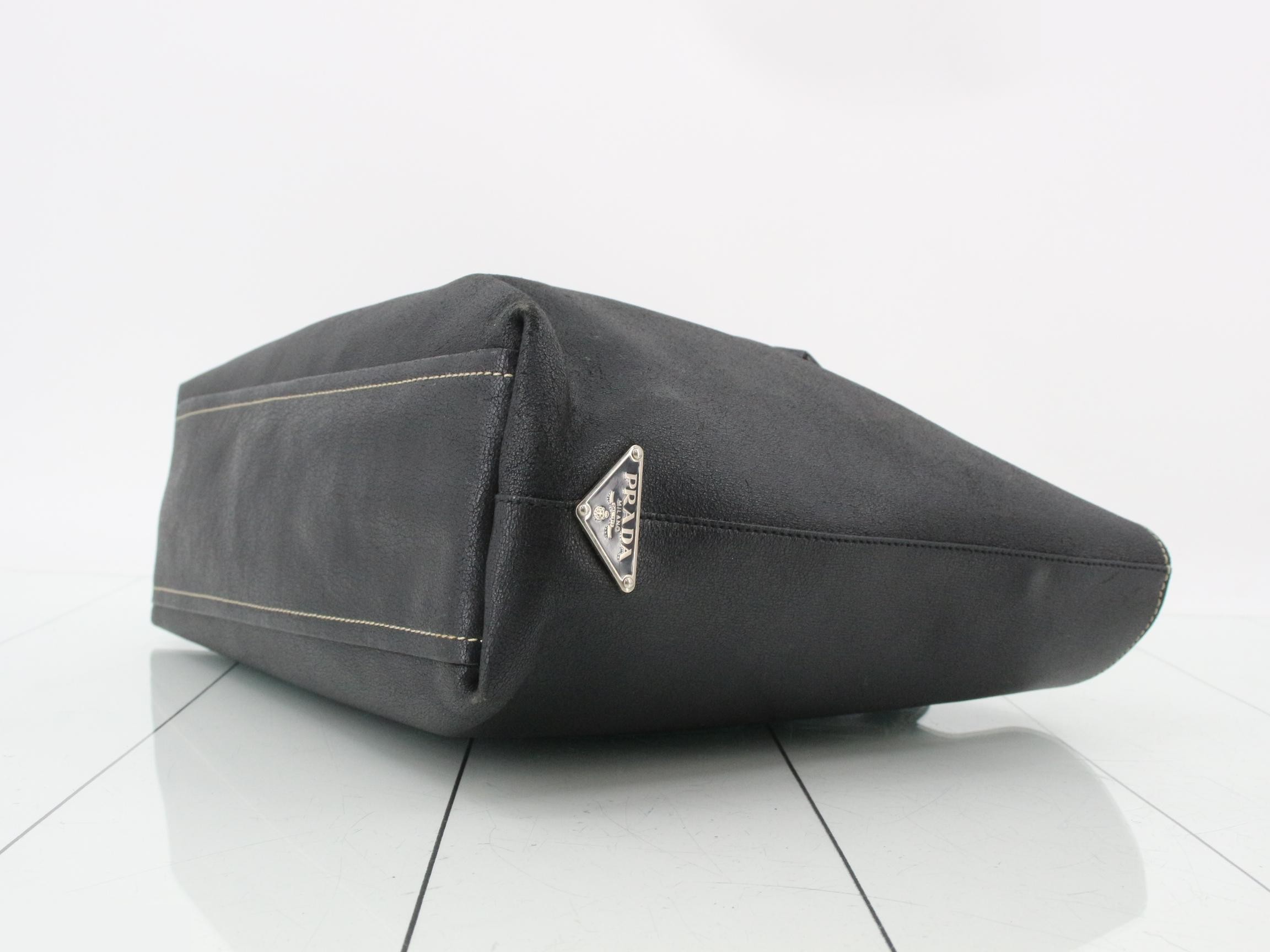 Leather tote bag with triangular plate and pouch, black. — view 6