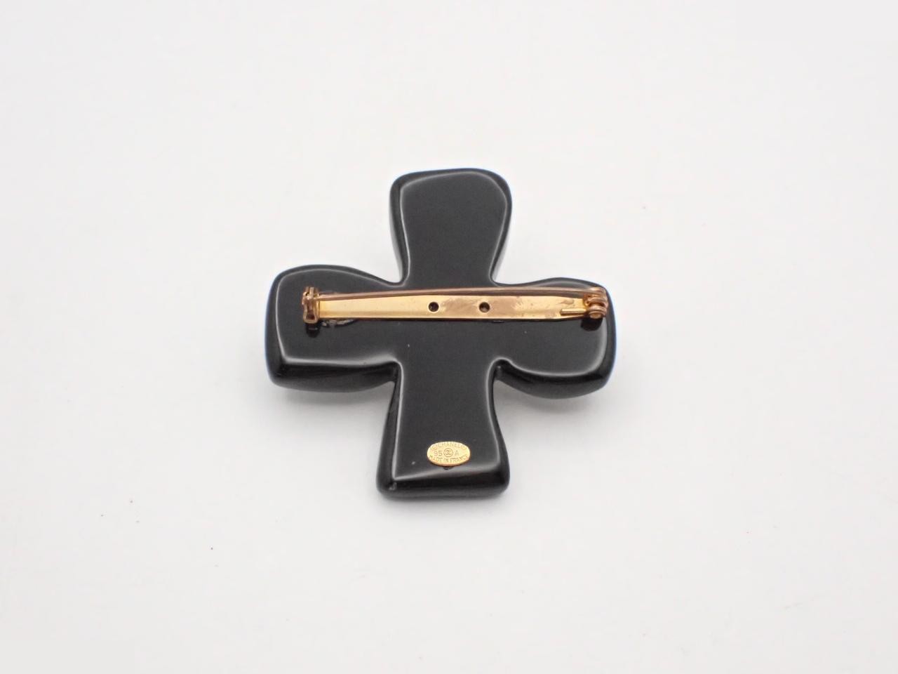 Cross motif brooch 95A — view 2