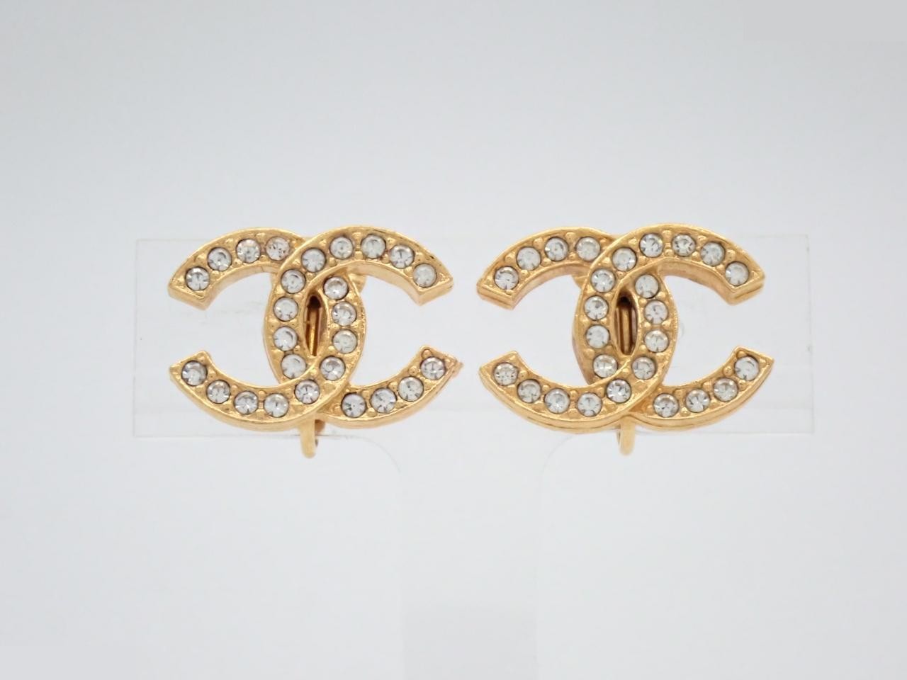 Earrings with Coco Mark design, gold.