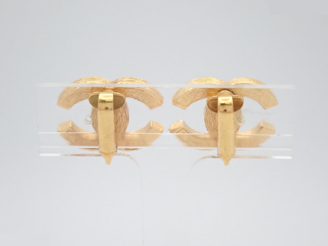 Earrings with Coco Mark design, gold. — view 2
