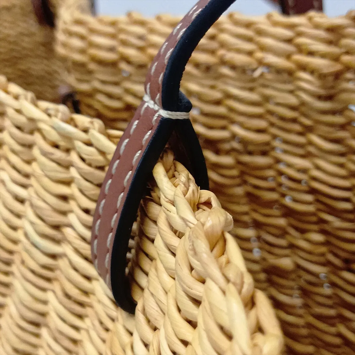 Anagram Small Shell Basket Raffia x Leather Basket Bag Beige — view 10
