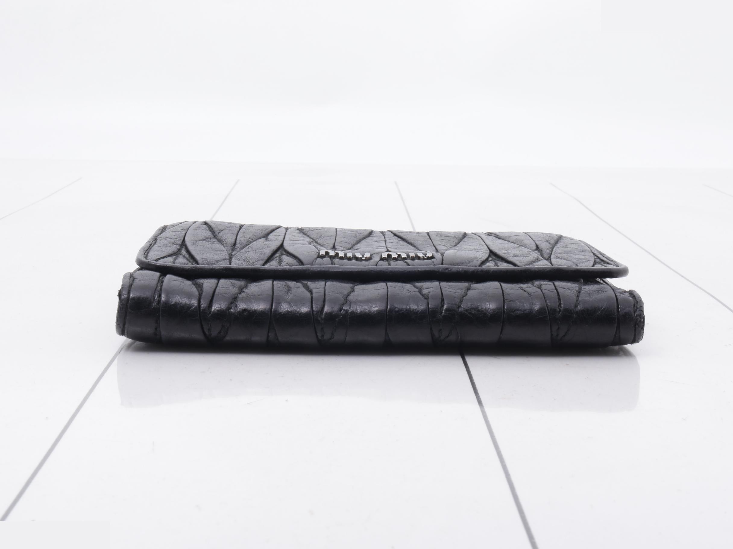 Matelassé leather trifold wallet, black. — view 3
